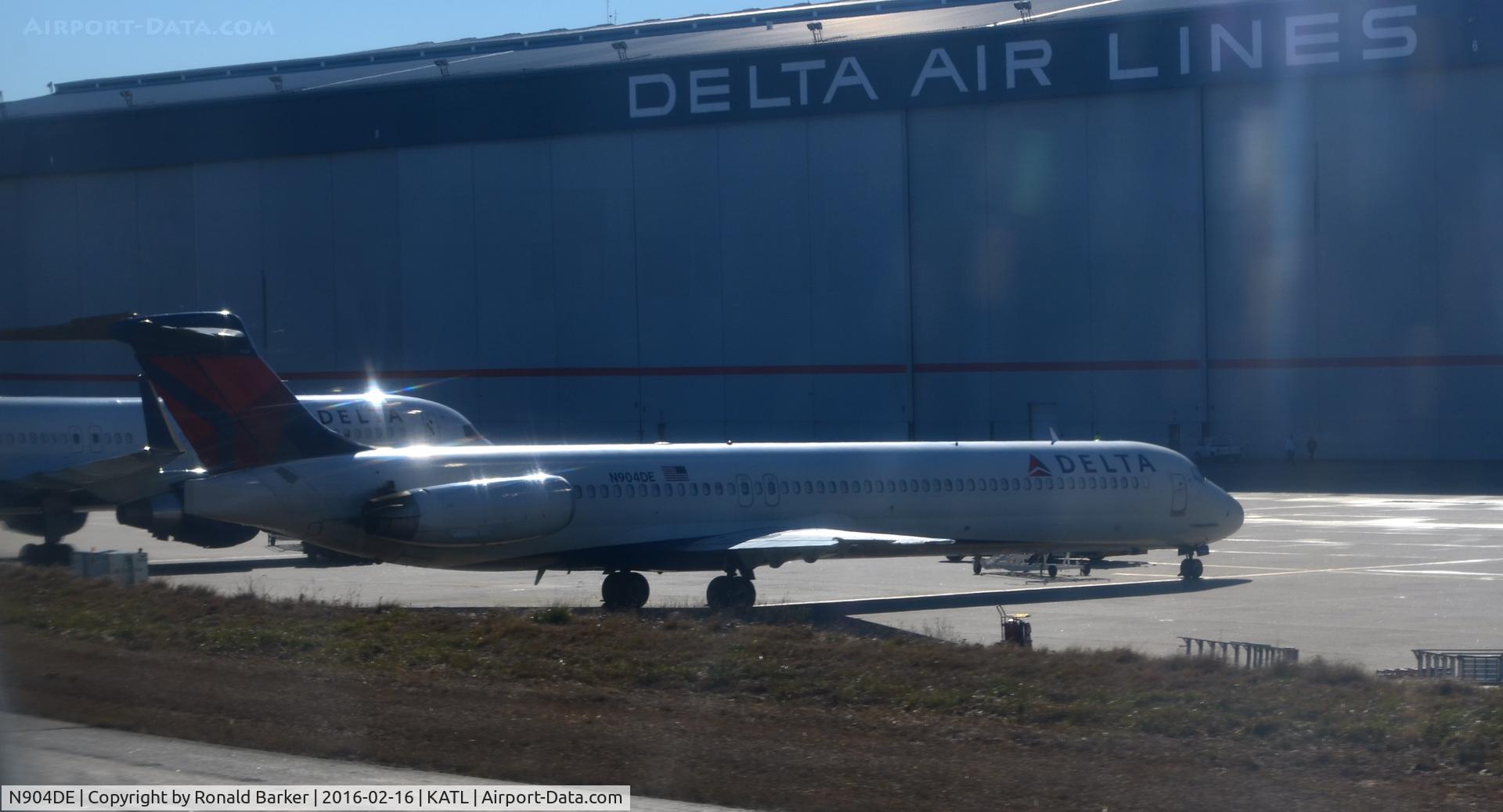 N904DE, 1992 McDonnell Douglas MD-88 C/N 53409, On the ramp ATL