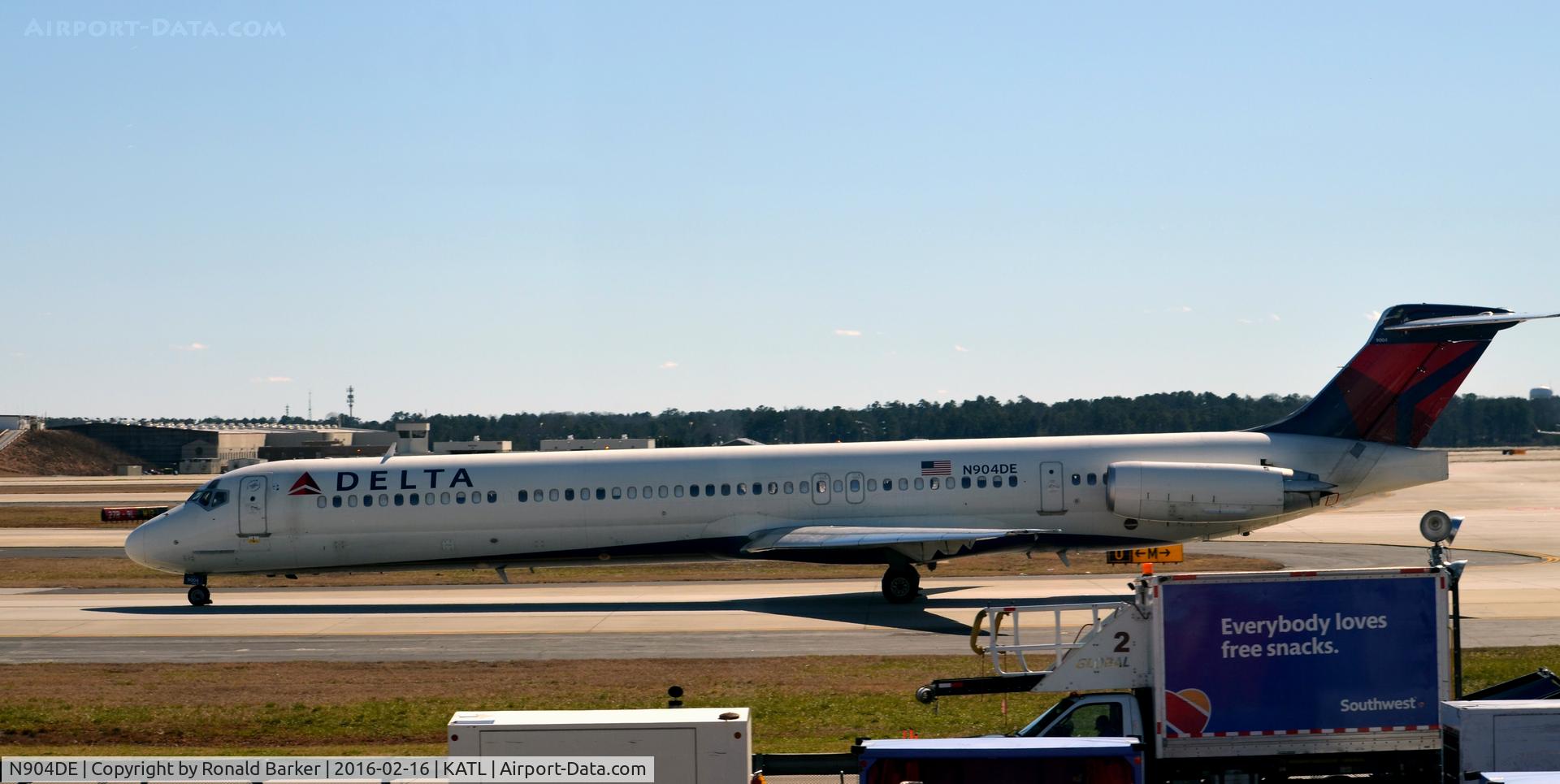 N904DE, 1992 McDonnell Douglas MD-88 C/N 53409, Taxi ATL