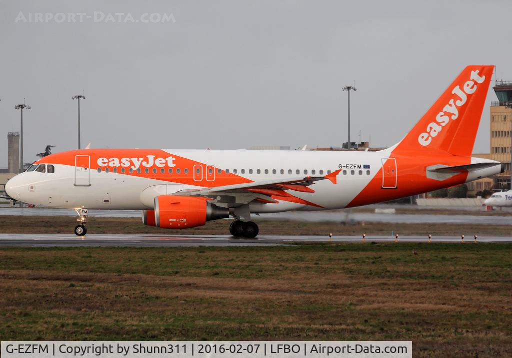 G-EZFM, 2009 Airbus A319-111 C/N 4069, Lining up rwy 32R for departure in new c/s...
