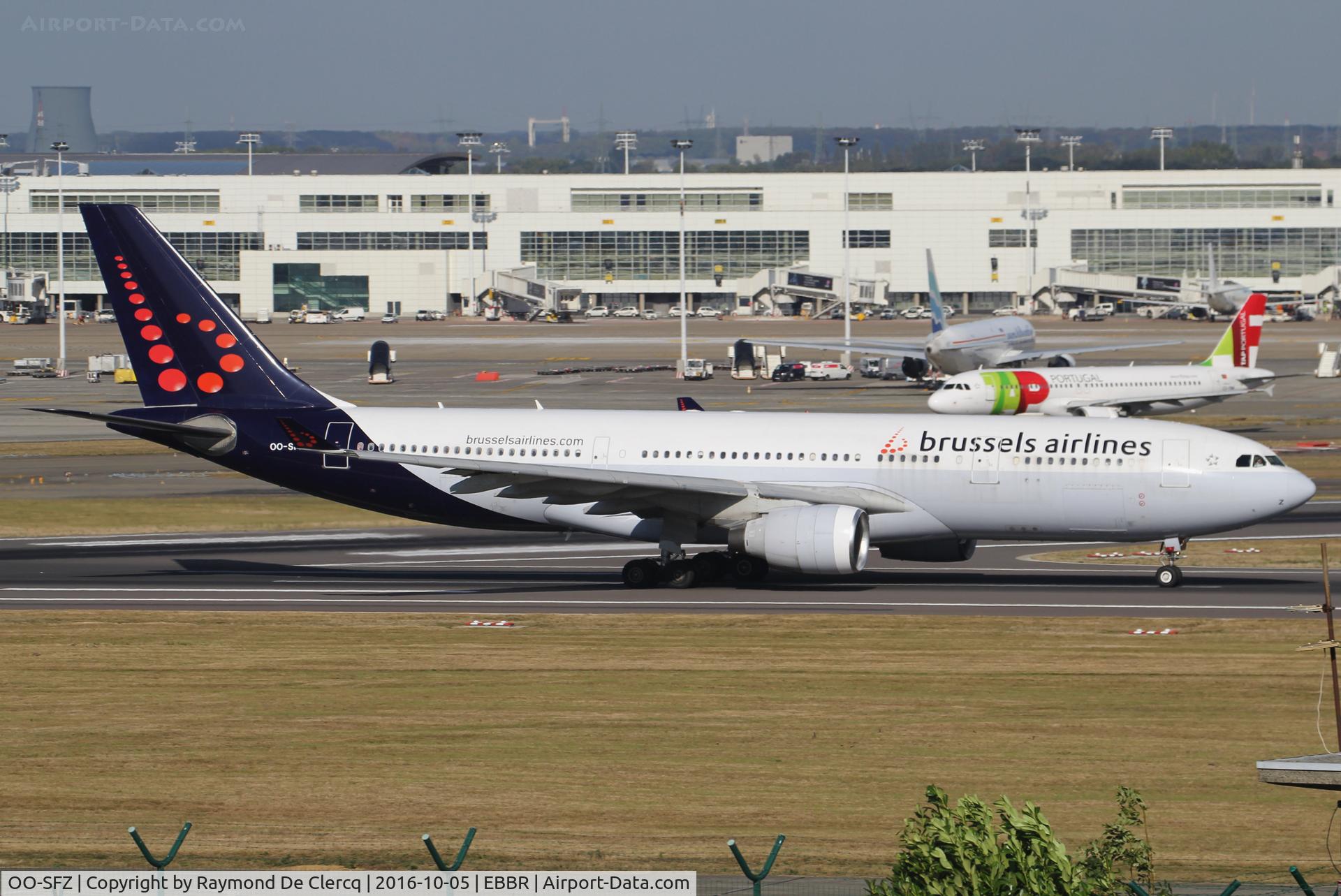 OO-SFZ, 1998 Airbus A330-223 C/N 249, Take off from rwy 07R.