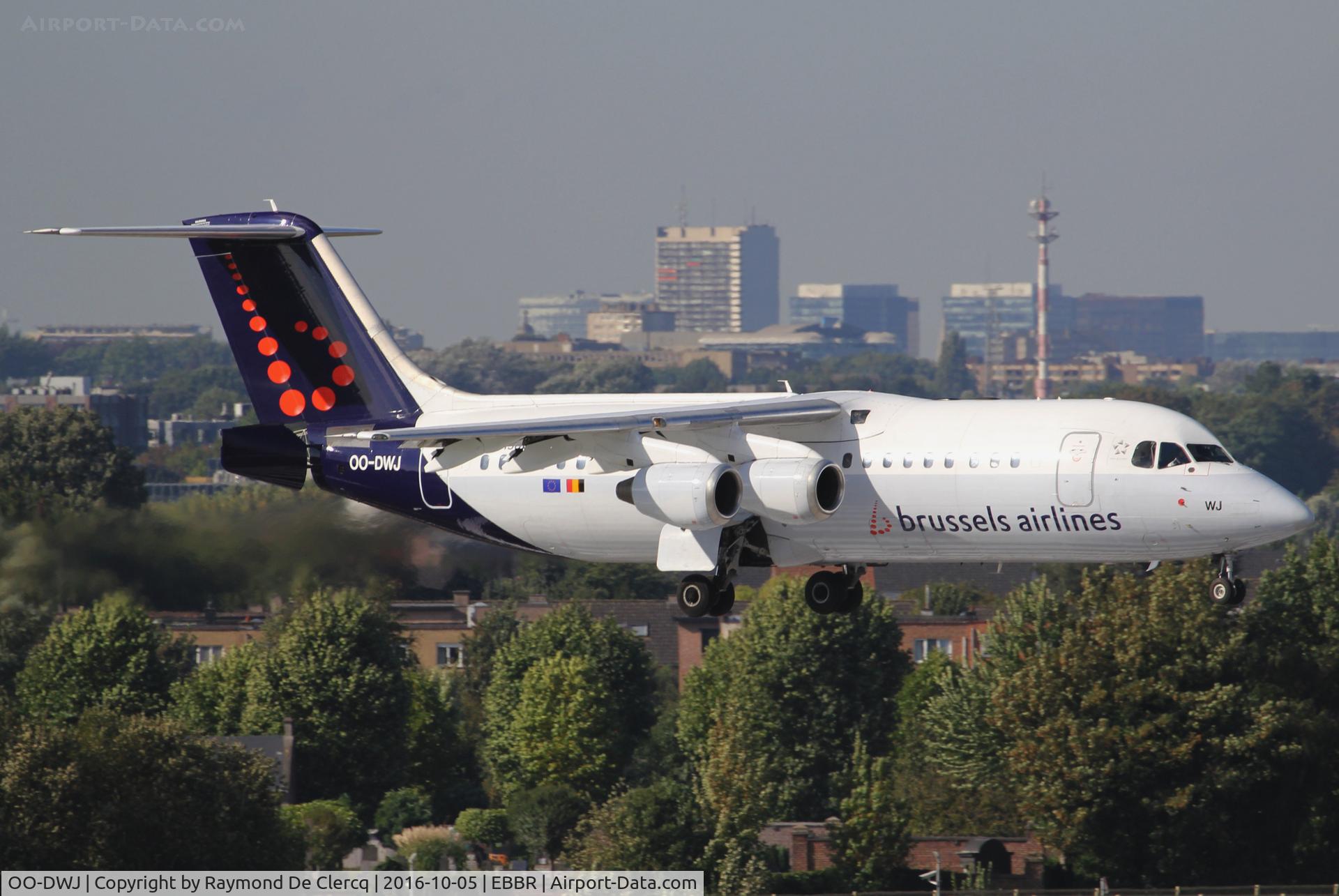 OO-DWJ, 1999 British Aerospace Avro 146-RJ100 C/N E3355, Short final to rwy 01.