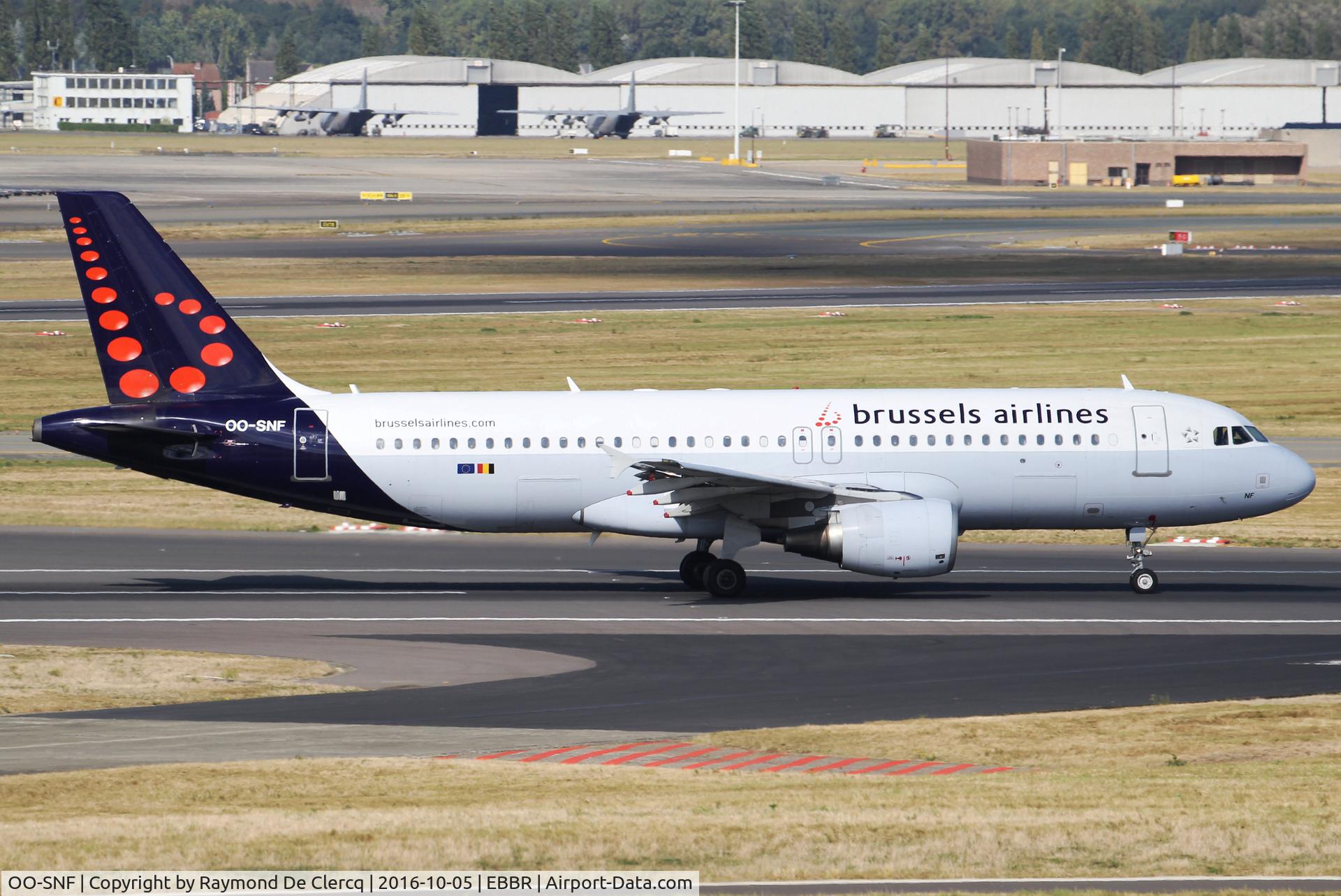 OO-SNF, 2006 Airbus A320-214 C/N 2810, Take off rwy 07R.