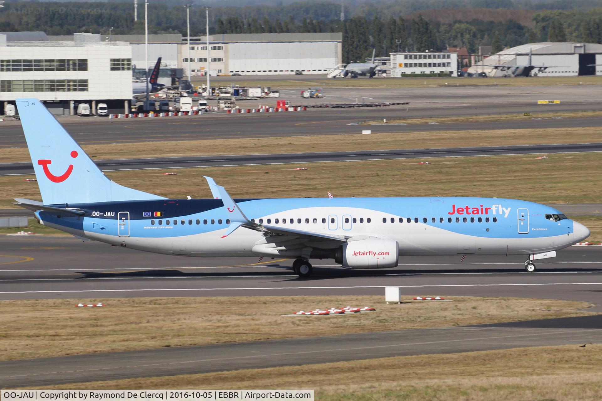 OO-JAU, 2013 Boeing 737-8K5 C/N 37250, Taking off rwy 07R.