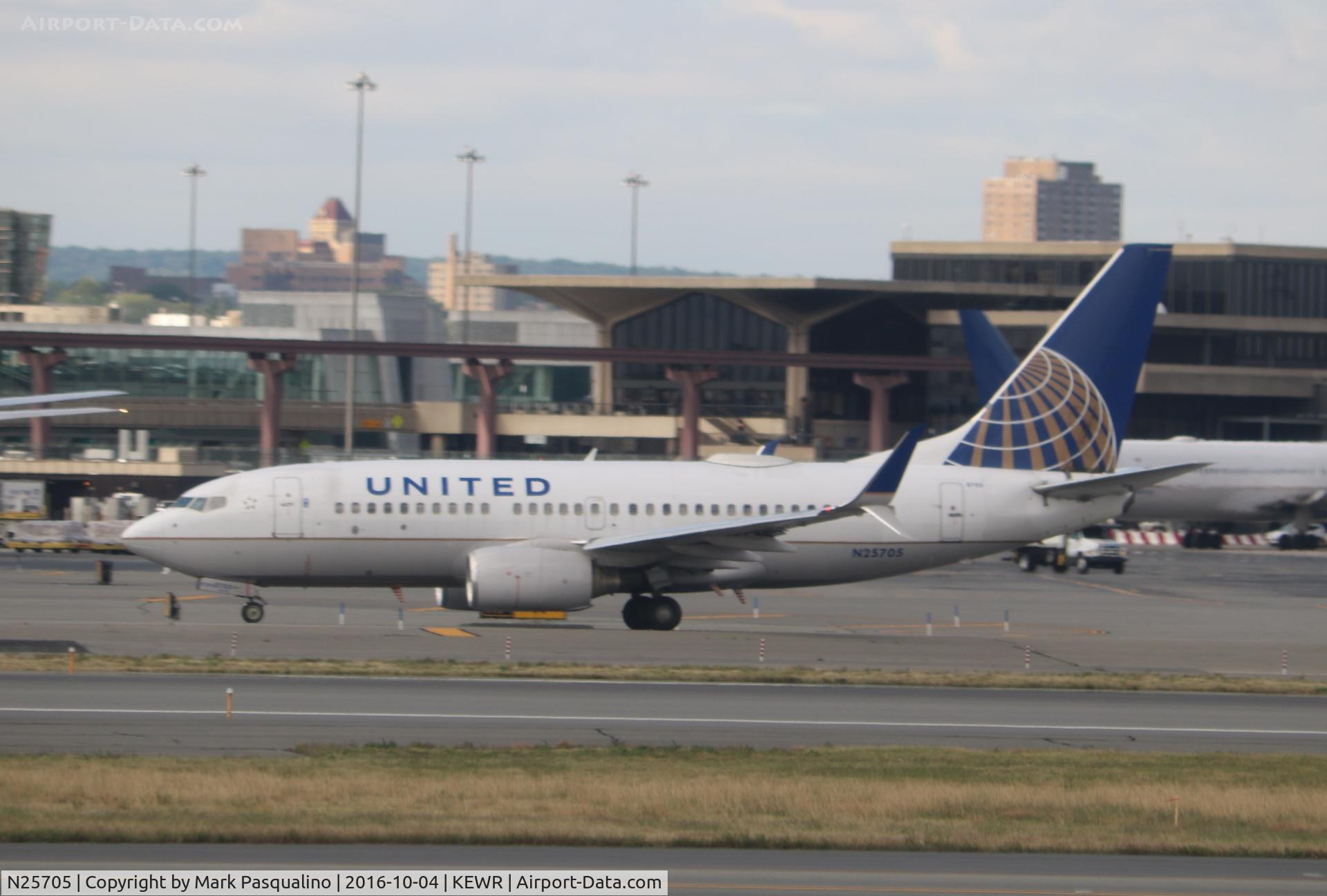 N25705, 1998 Boeing 737-724 C/N 28766, Boeing 737-700
