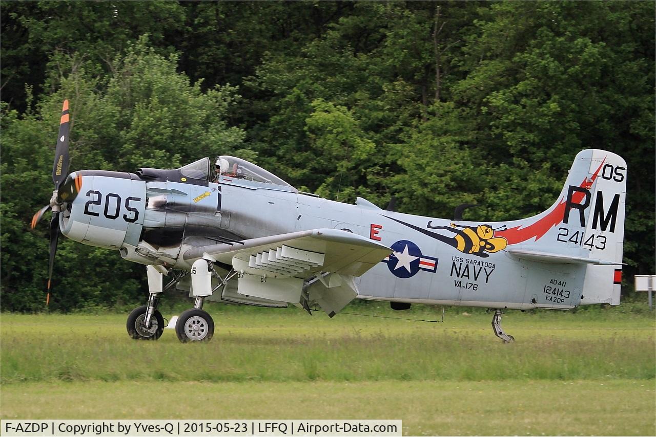 F-AZDP, Douglas AD-4N Skyraider C/N 7449, Douglas AD-4NA Skyraider, Landing rwy 28, La Ferté-Alais airfield (LFFQ) Air show 2015