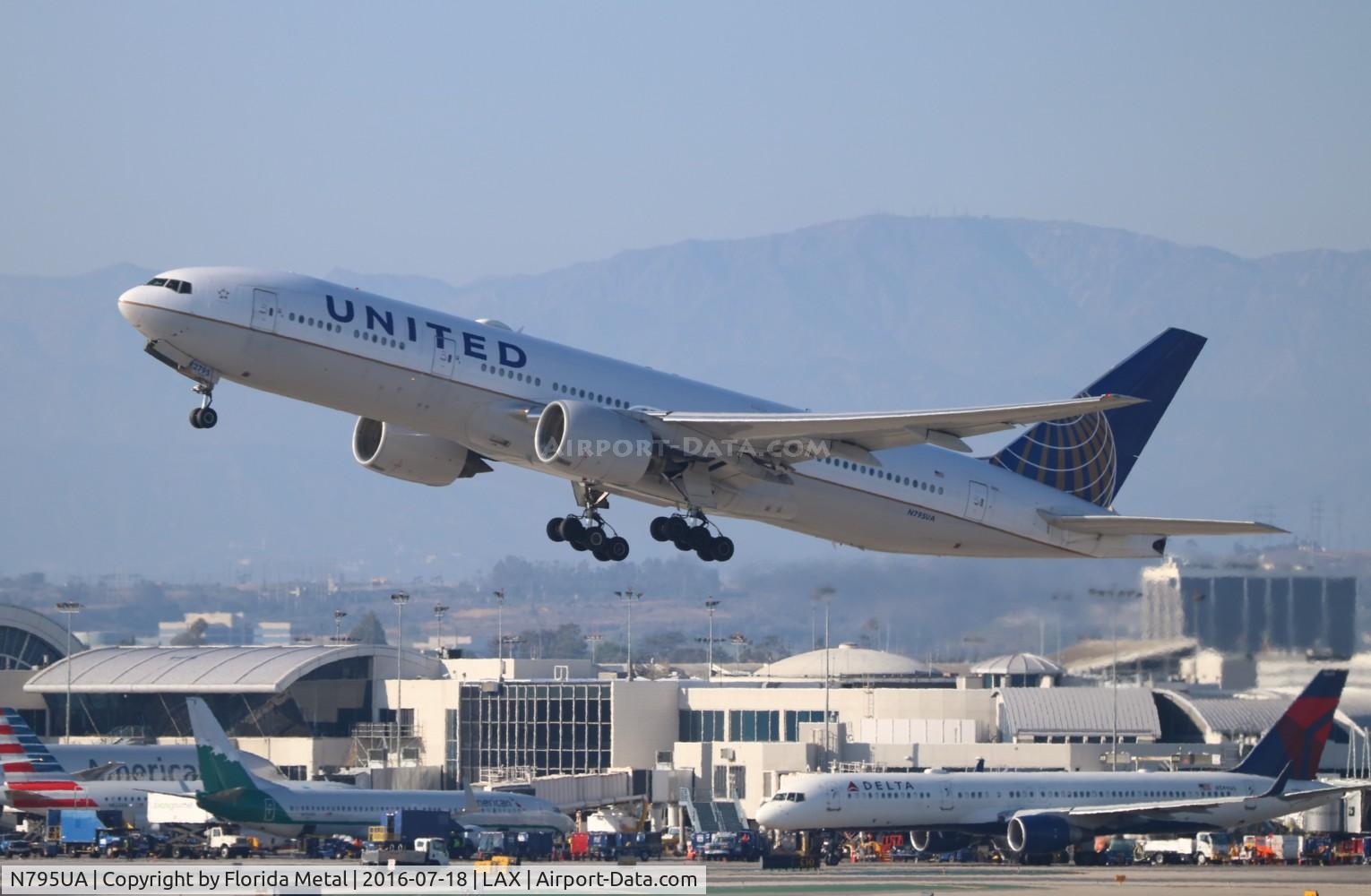 N795UA, 1997 Boeing 777-222 C/N 26927, United