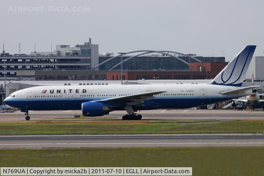 N769UA, 1995 Boeing 777-222 C/N 26921, Taxiing