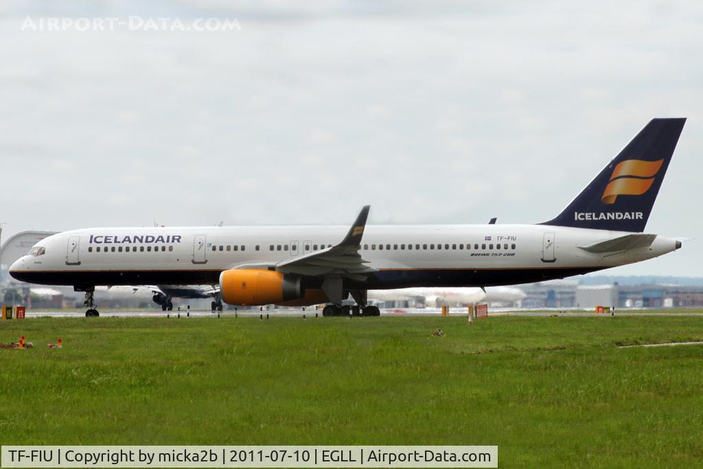 TF-FIU, 1994 Boeing 757-256 C/N 26243, Taxiing