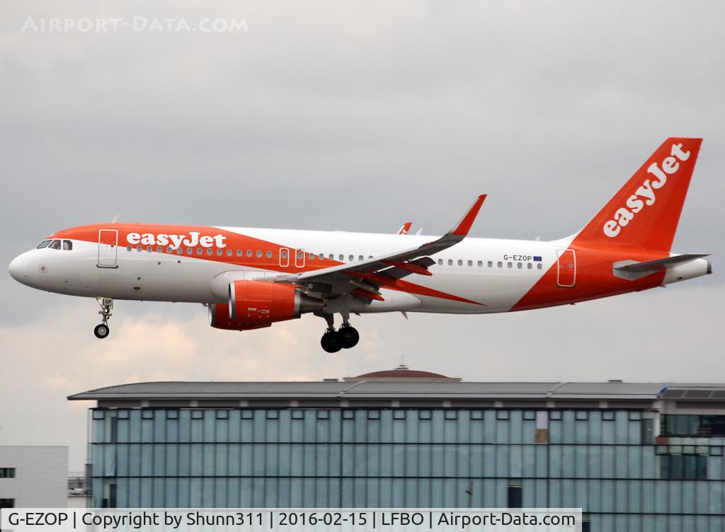 G-EZOP, 2015 Airbus A320-214 C/N 6633, Landing rwy 32R in new c/s
