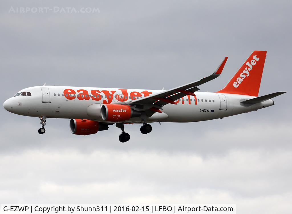 G-EZWP, 2013 Airbus A320-214 C/N 5927, Landing rwy 32L in old c/s