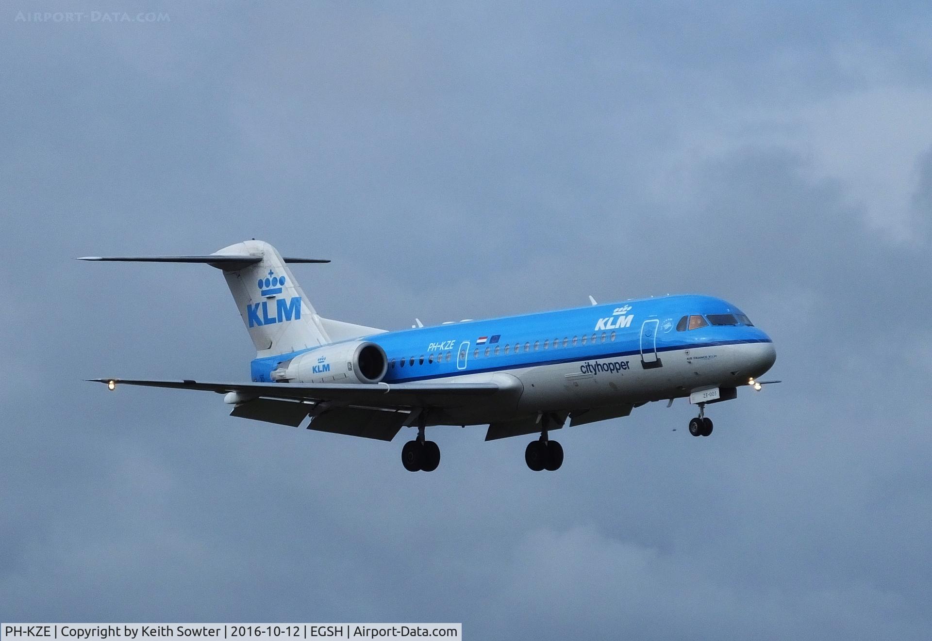PH-KZE, 1996 Fokker 70 (F-28-0070) C/N 11576, Short finals