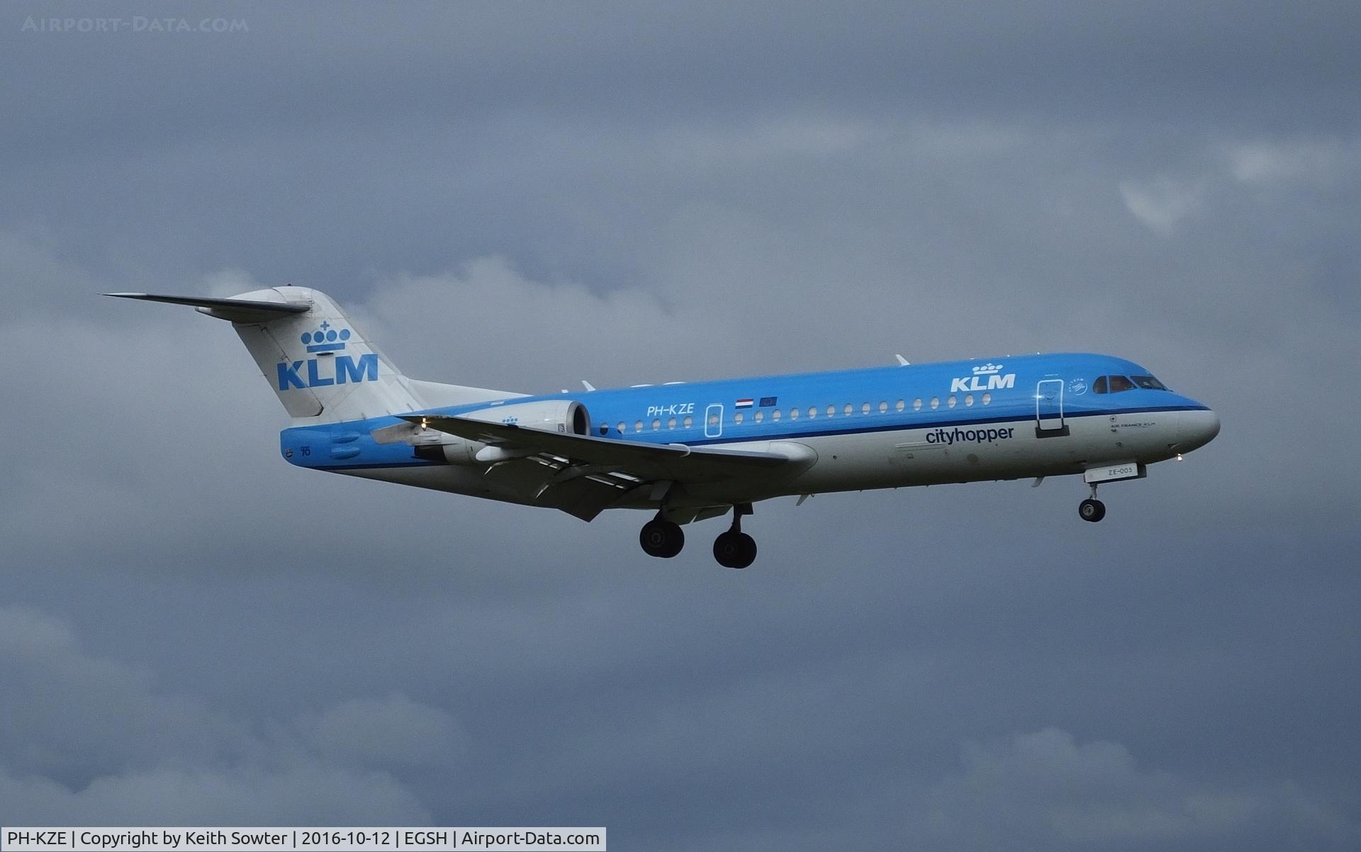 PH-KZE, 1996 Fokker 70 (F-28-0070) C/N 11576, Short finals