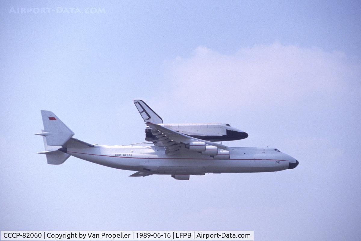 CCCP-82060, 1988 Antonov An-225 Mriya C/N 19530503763, The Antonov An-225 Mriya with the Buran space shuttle flying at Le Bourget, 1989