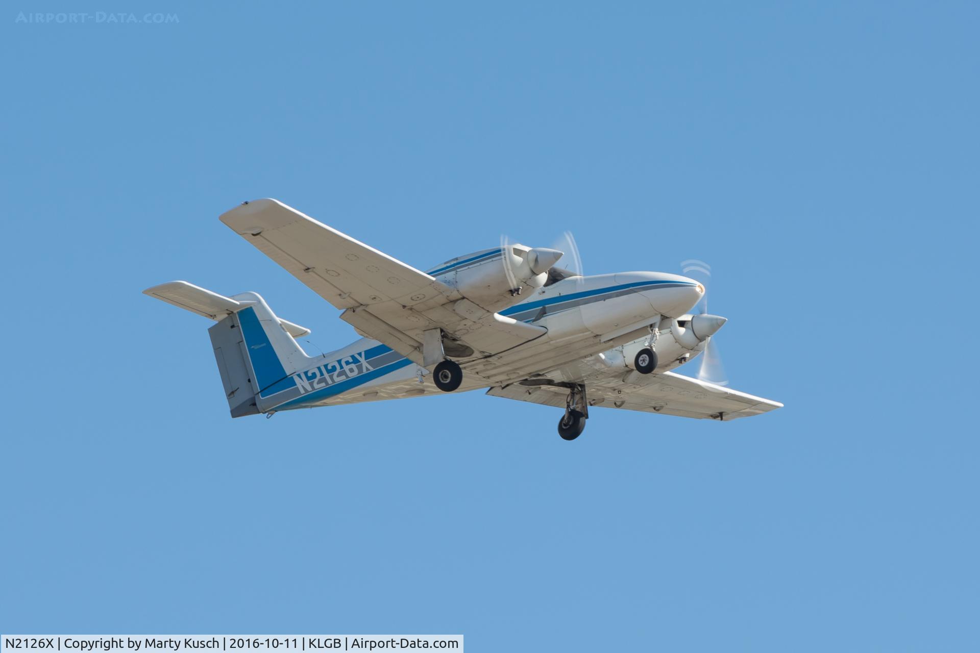 N2126X, 1979 Piper PA-44-180 Seminole C/N 44-7995273, Departing Runway 25L
