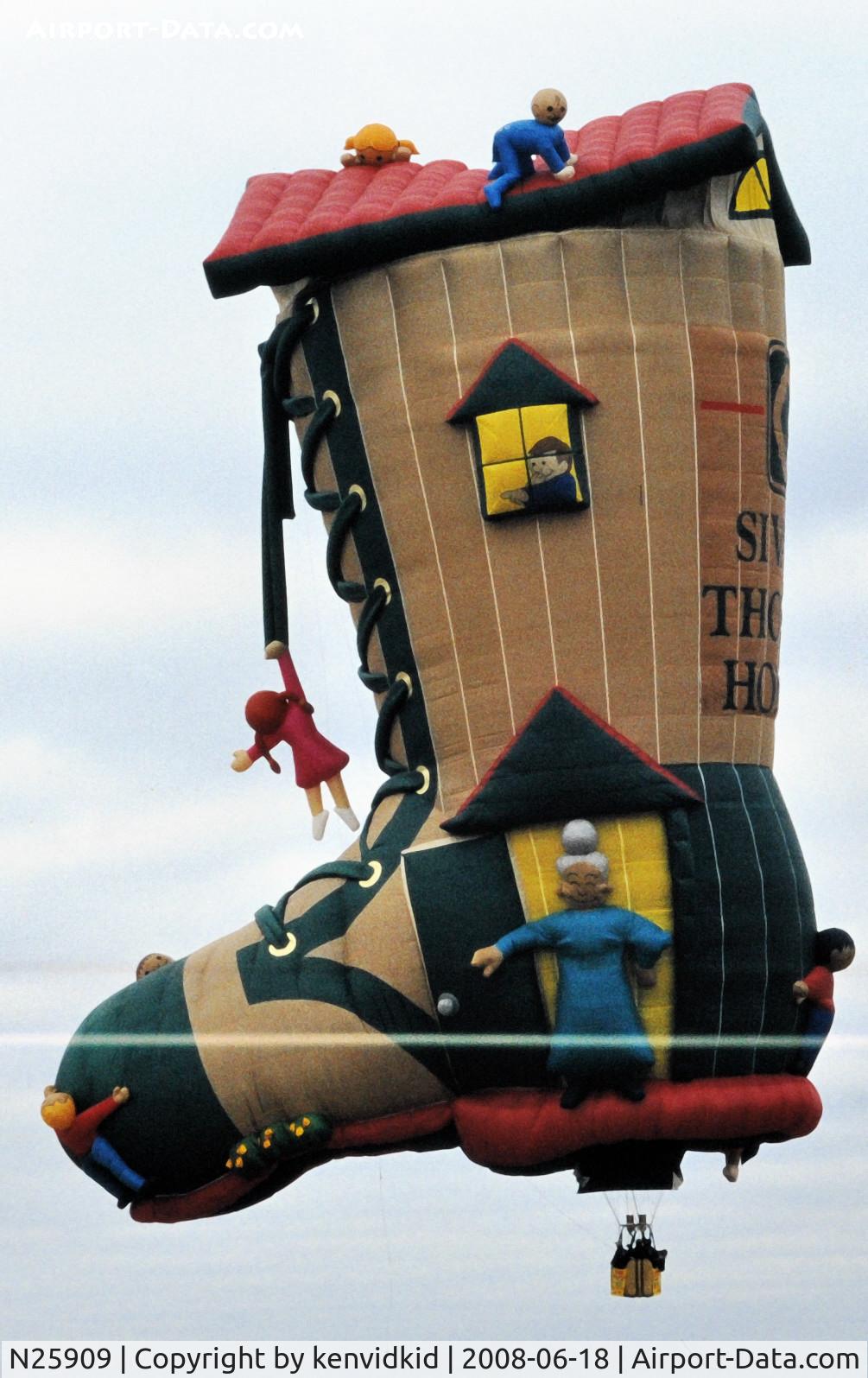 N25909, 1995 Balloon Works FIREFLY BOOT C/N BOOT 01, Lifting off at the 1996 Albuquerque Balloon Fiesta.