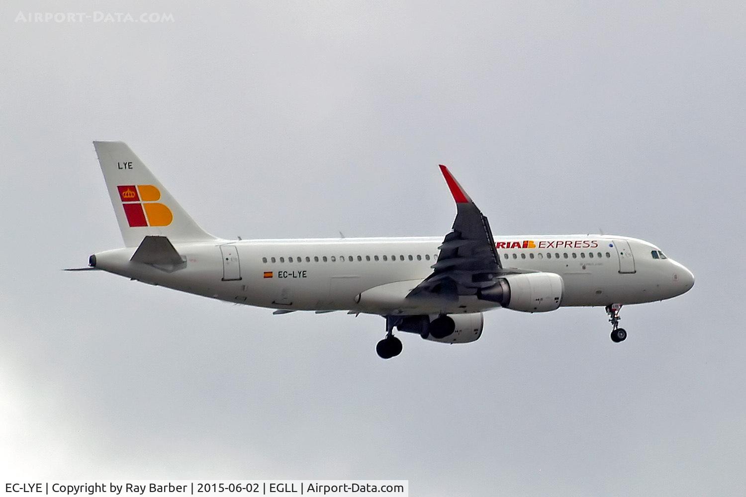 EC-LYE, 2013 Airbus A320-216 C/N 5729, Airbus A320-216(SL) [5729] (Iberia Express) Home~G 02/06/2015. On approach 27L.