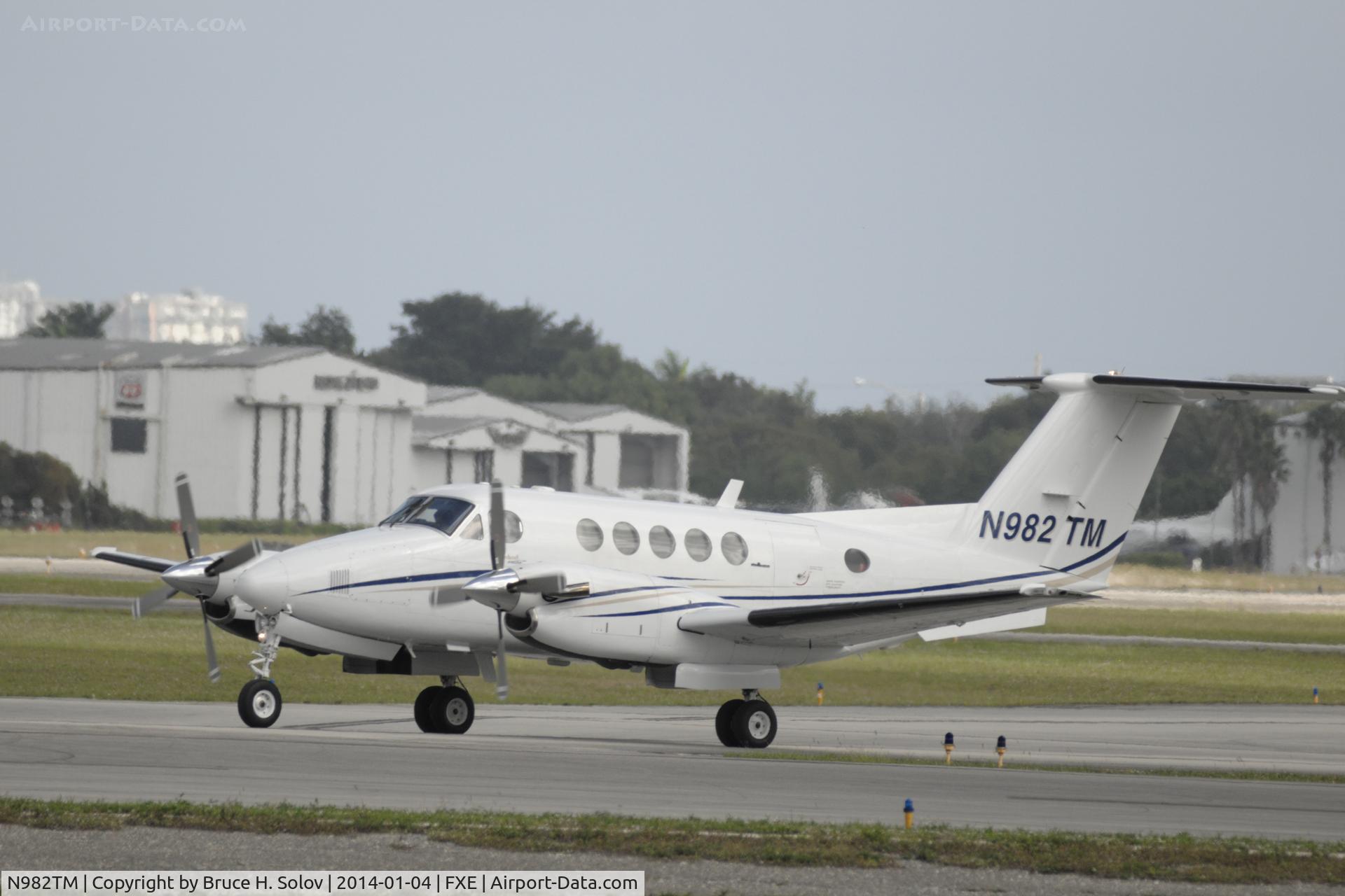 N982TM, 1977 Beech 200 C/N BB-226, ready for departure