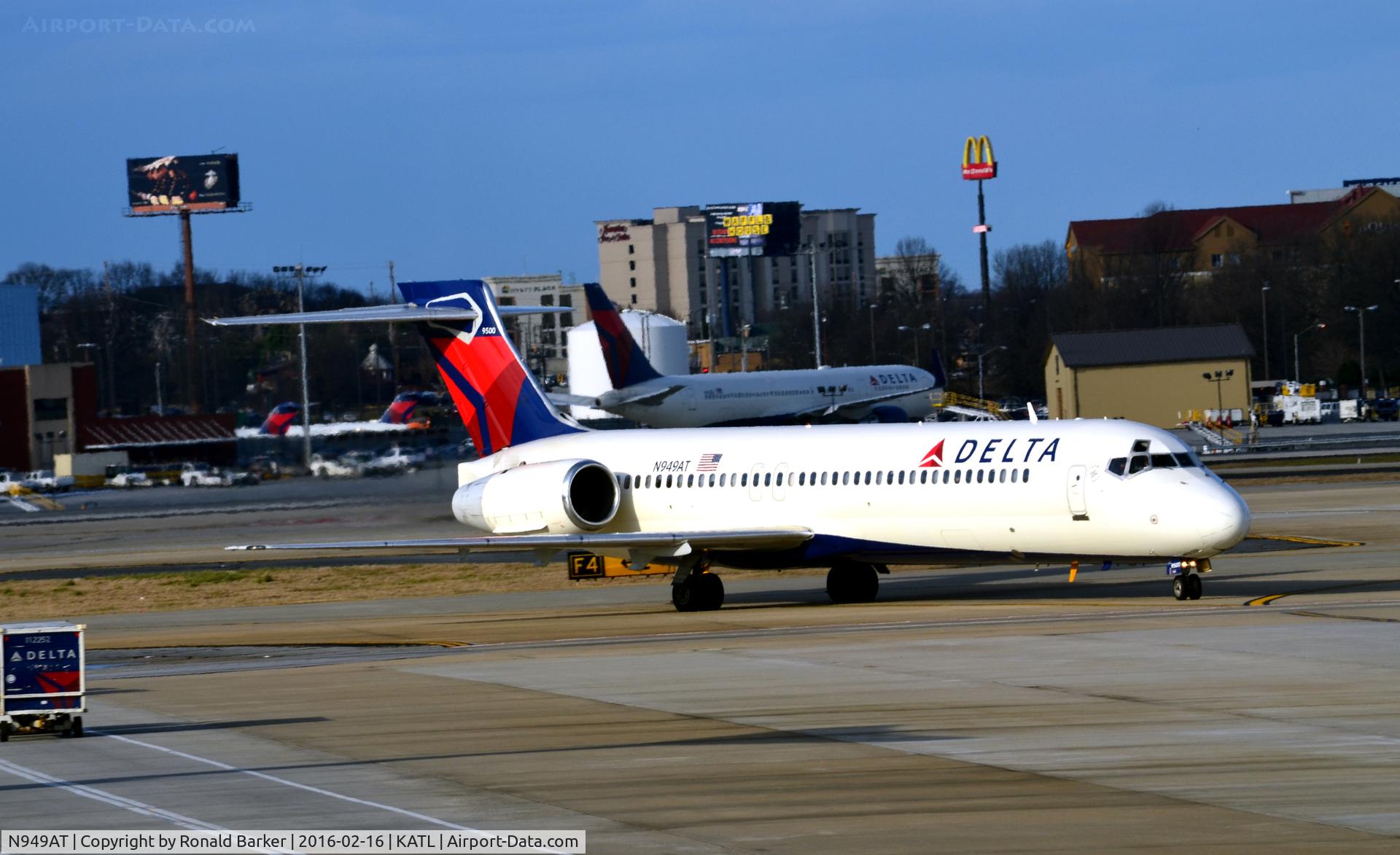 N949AT, 1999 Boeing 717-200 C/N 55003, Taxi Atlanta