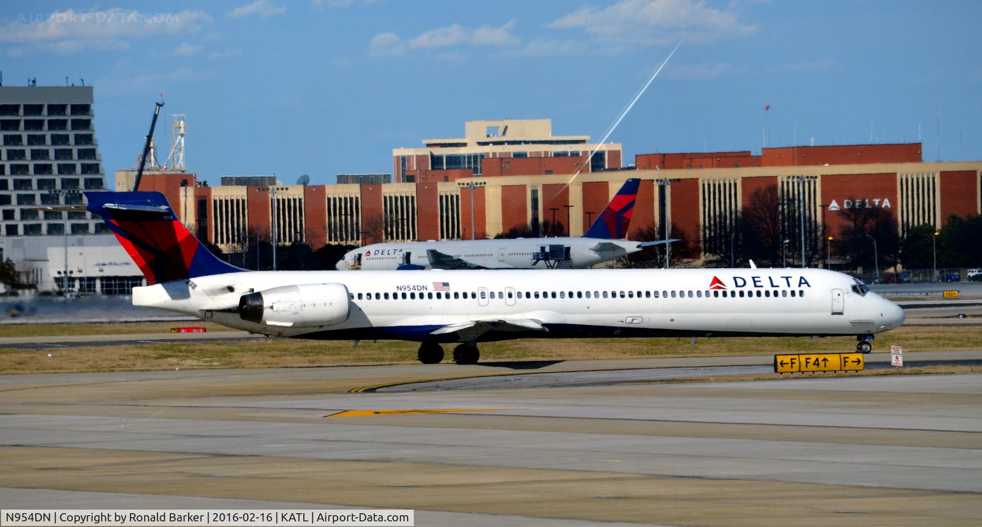 N954DN, 1999 McDonnell Douglas MD-90-30 C/N 53524, Taxi Atlanta