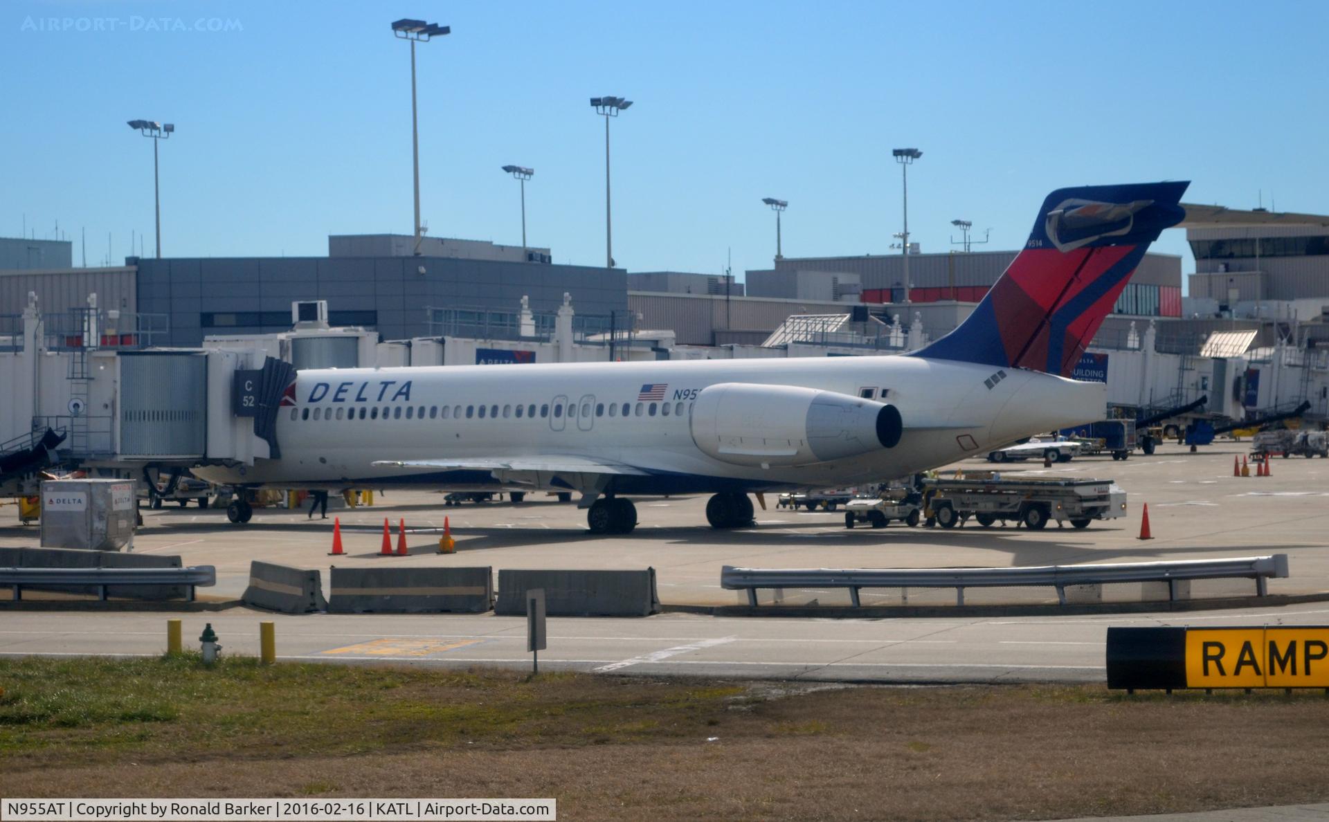 N955AT, 2000 Boeing 717-200 C/N 55017, At the gate Atlanta