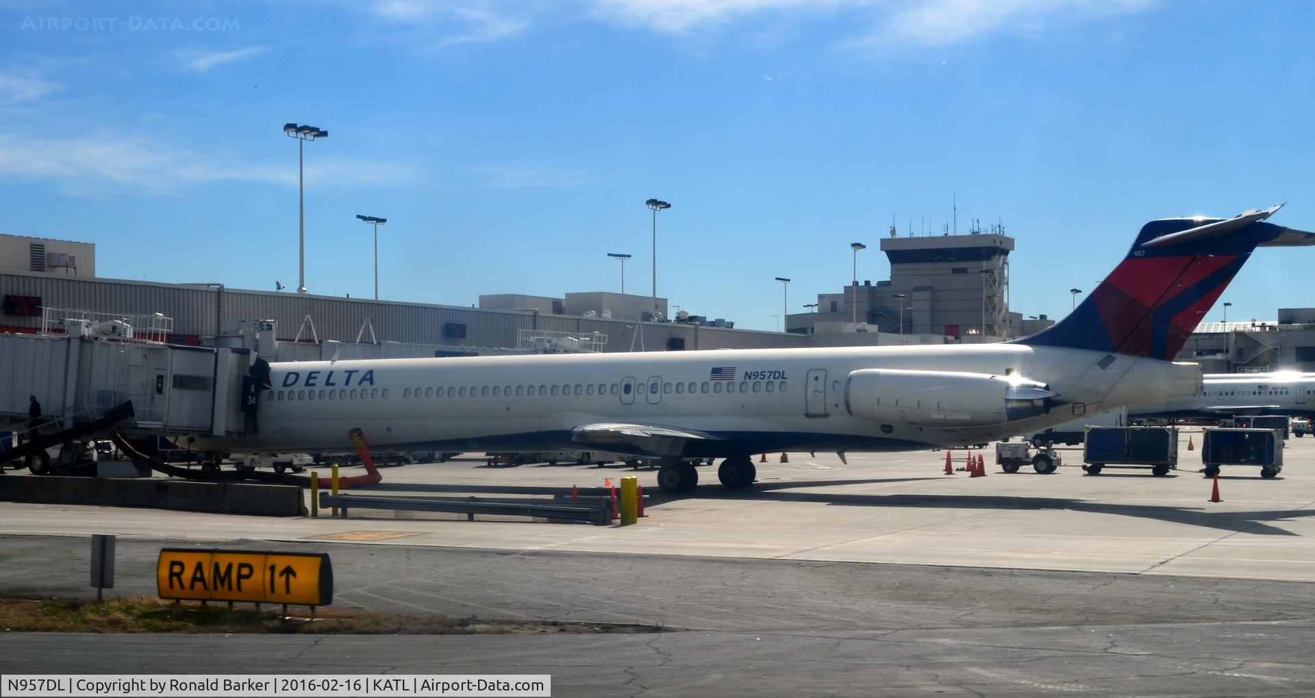 N957DL, 1990 McDonnell Douglas MD-88 C/N 49976, Gate A34 Atlanta