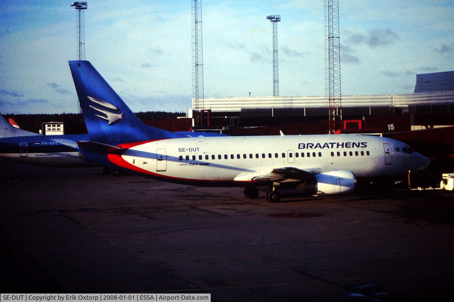 SE-DUT, 1993 Boeing 737-548 C/N 25165, SE-DUT in ARN JAN98