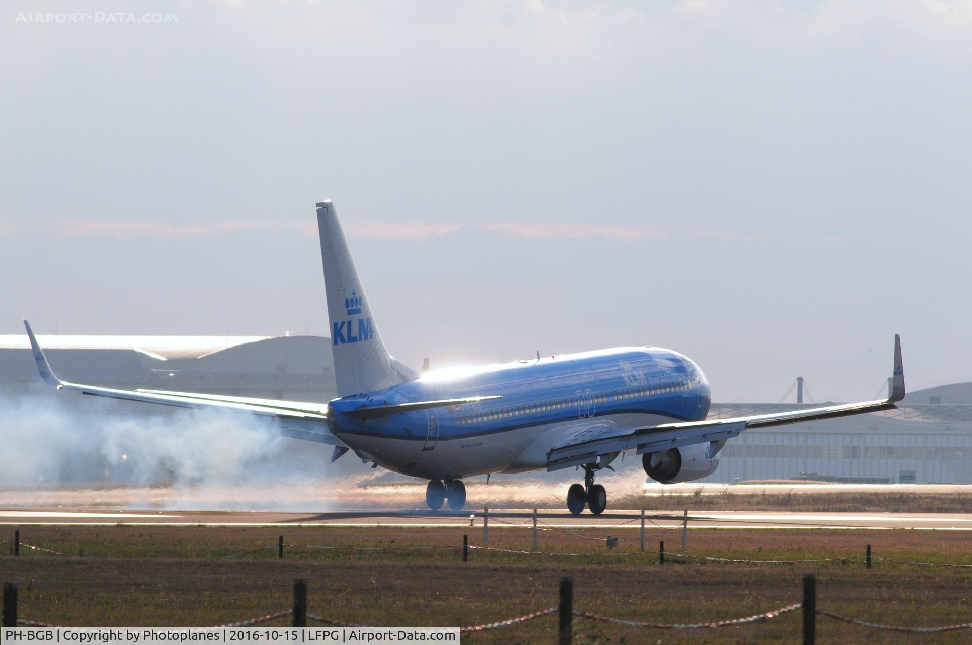 PH-BGB, 2008 Boeing 737-8K2 C/N 37594, CDG landing