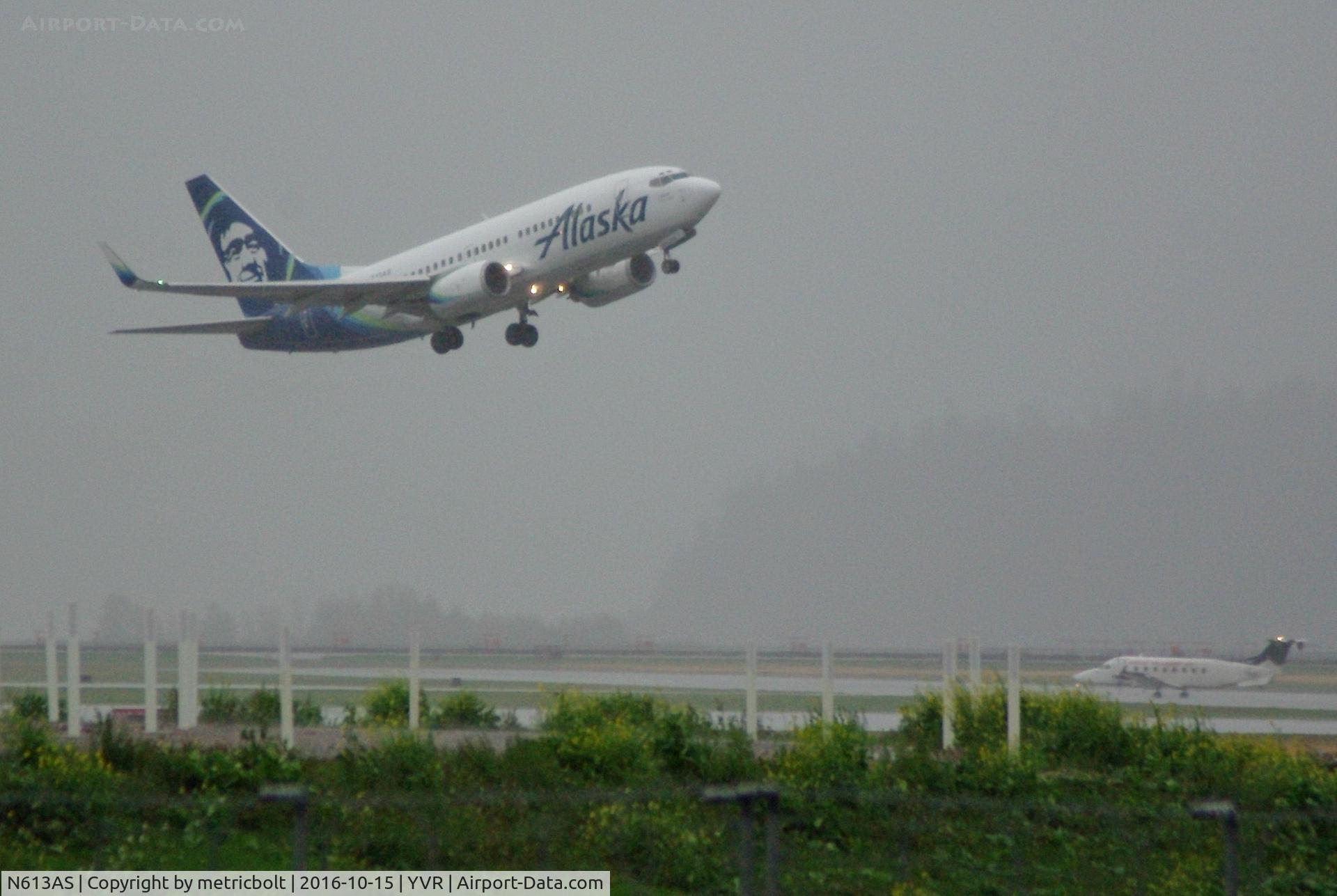 N613AS, 1999 Boeing 737-790 C/N 30163, Rainy day departure AS702 to SEA