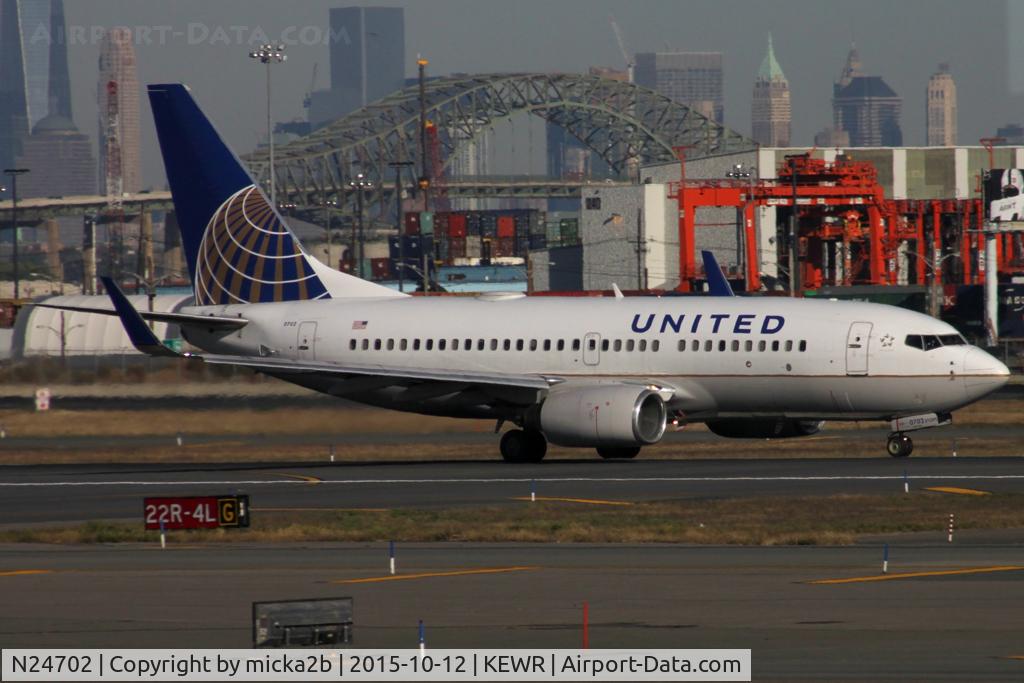 N24702, 1998 Boeing 737-724 C/N 28763, Taxiing