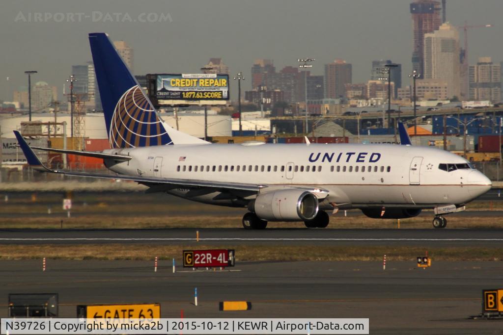 N39726, 1999 Boeing 737-724 C/N 28796, Taxiing