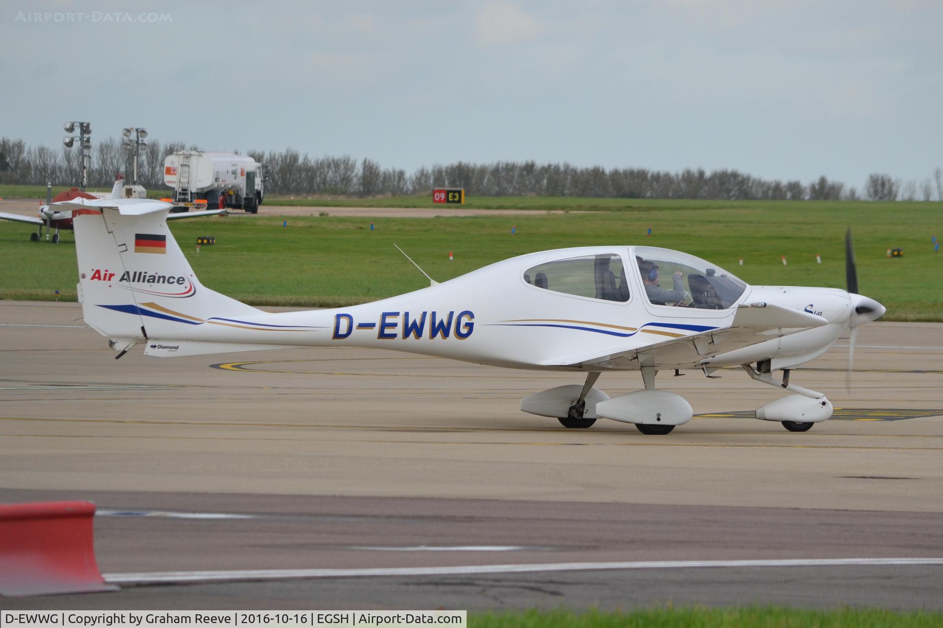 D-EWWG, Diamond DA-40 Diamond Star C/N 40.027, About to depart from Norwich.