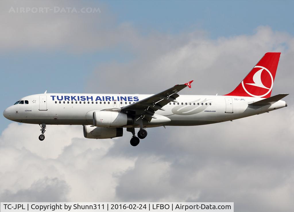 TC-JPL, 2007 Airbus A320-232 C/N 3303, Landing rwy 32L in new c/s