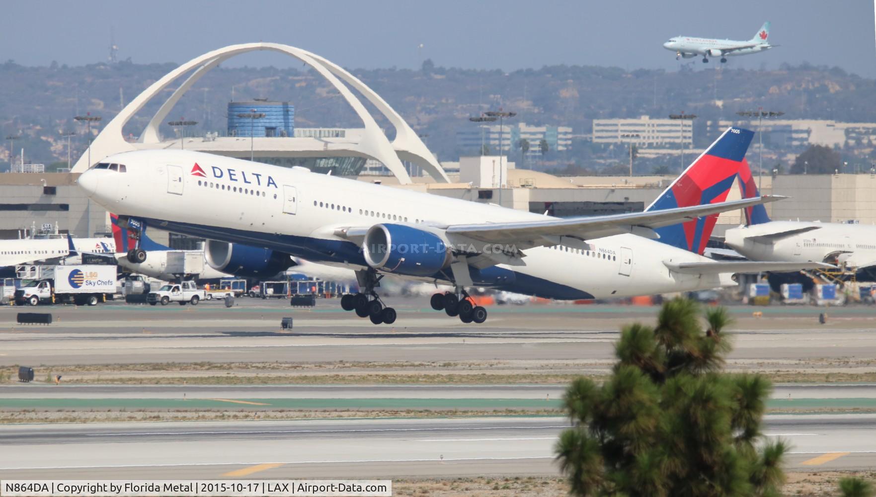 N864DA, 1999 Boeing 777-232 C/N 29736, Delta