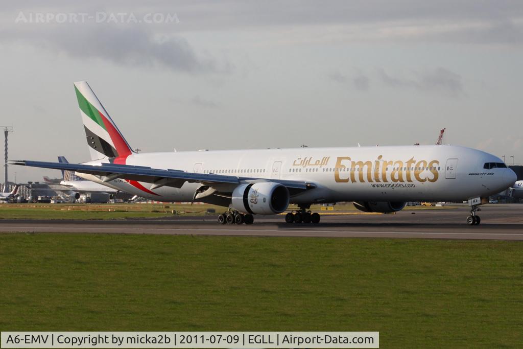 A6-EMV, 2003 Boeing 777-31H C/N 28687, Landing