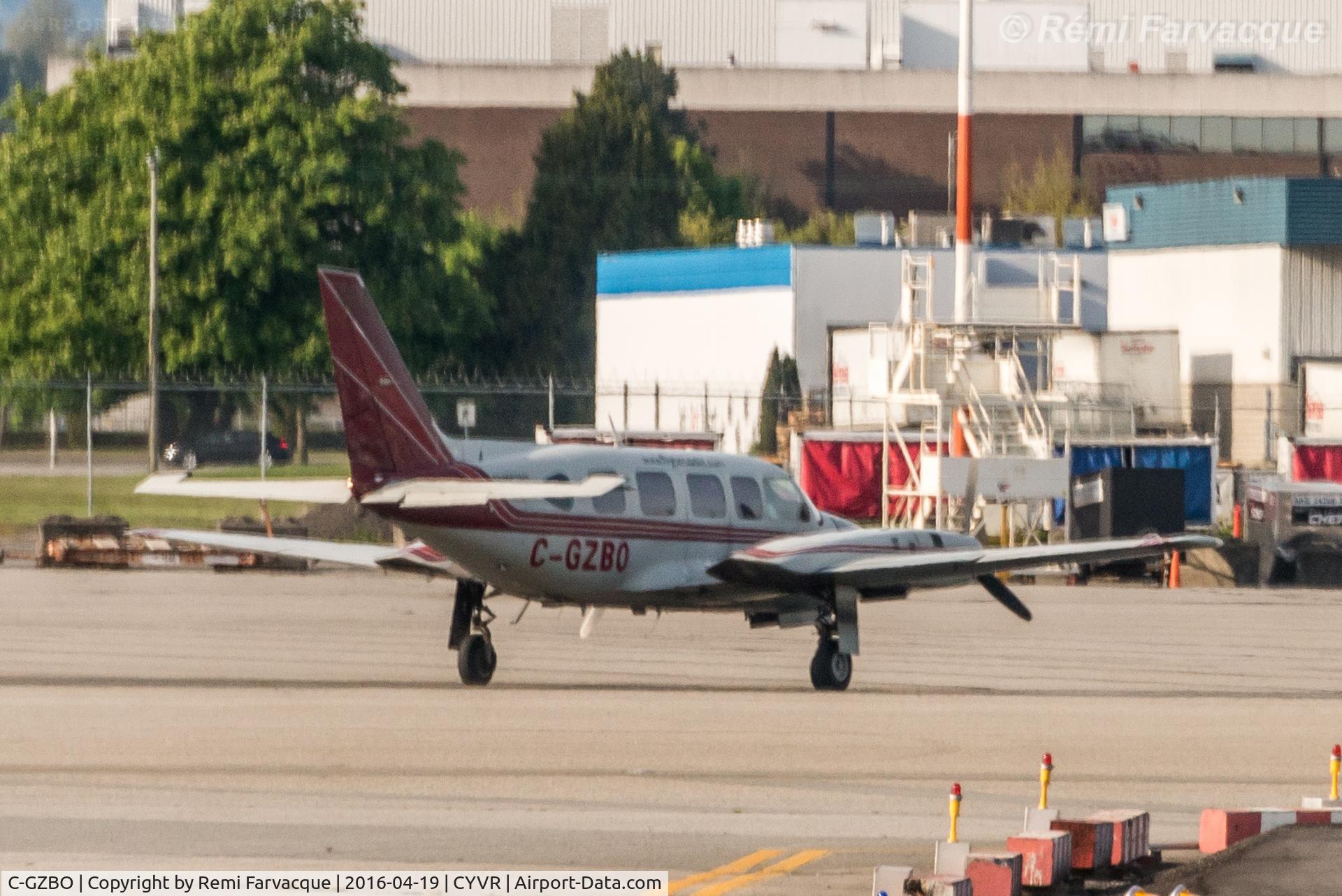 C-GZBO, Piper PA-31-350 Chieftain C/N 31-8252048, Taxiing to park.