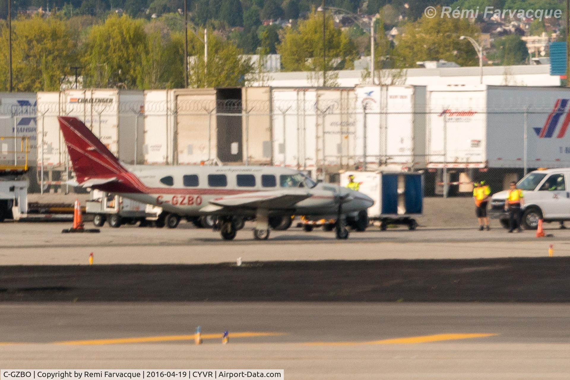 C-GZBO, Piper PA-31-350 Chieftain C/N 31-8252048, Parking.