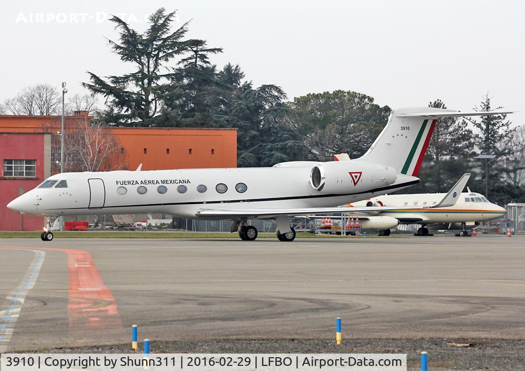 3910, Gulfstream Aerospace GV-SP (G550) C/N 5296, Taxiing holding point rwy 32R for departure...