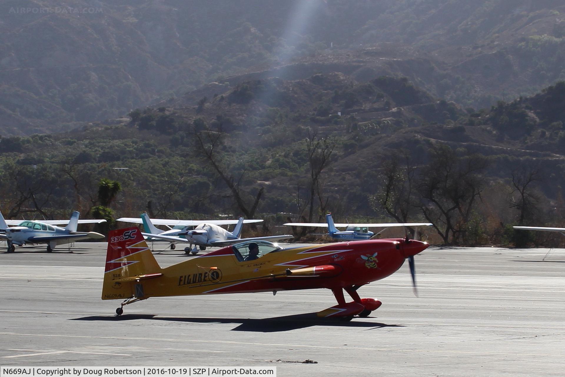 N669AJ, Extra EA-330SC C/N SC001E, Extraflugzeugproduktions EA330/SC, Lycoming IO-540-L1B5 300 Hp modif. to 330 Hp?, ex-Breitling racer N330EX. Customized & modified, Exp. Class, taxi to Rwy 04