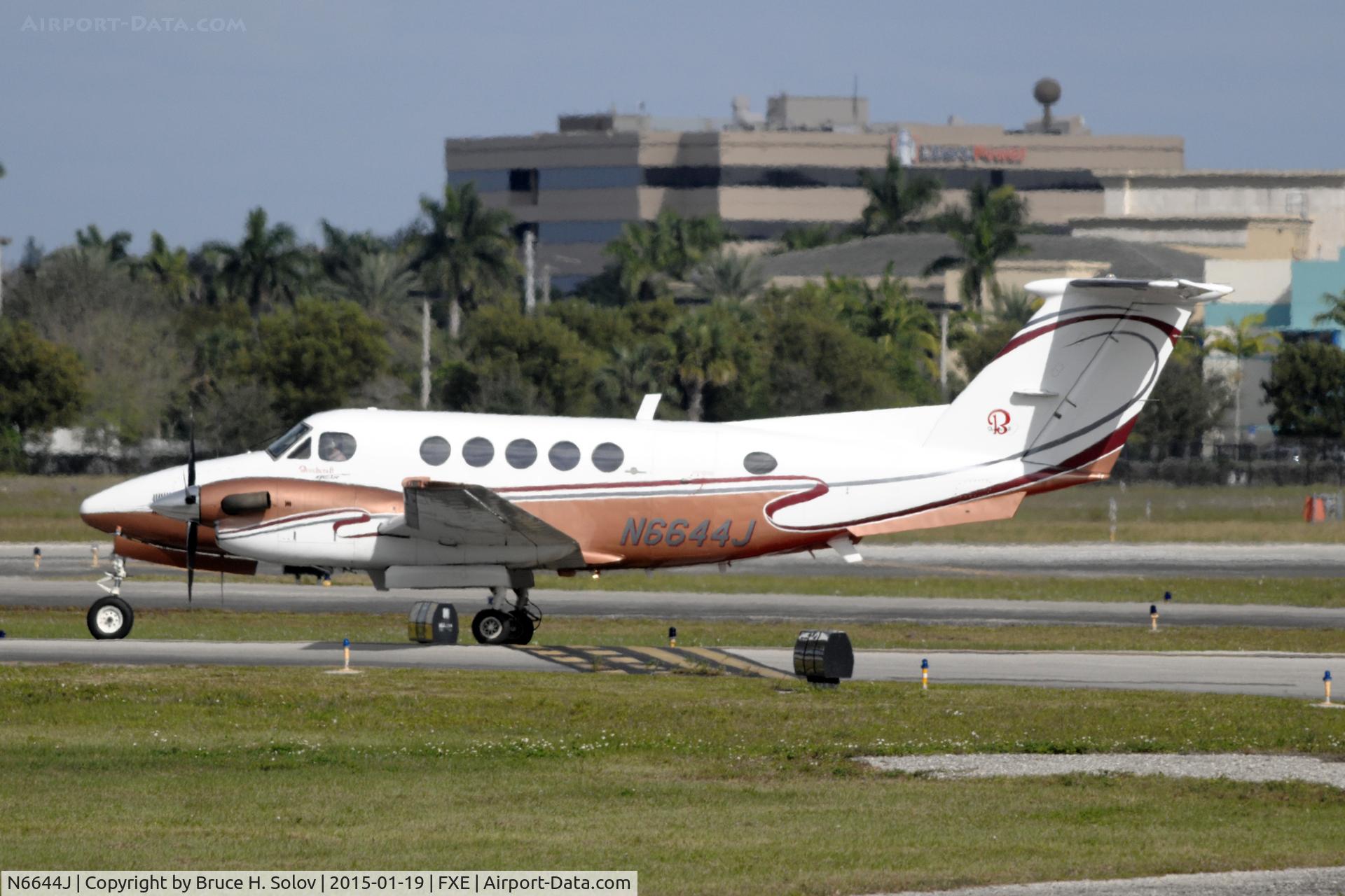 N6644J, 1982 Beech B200 King Air C/N BB-1031, ready for departure