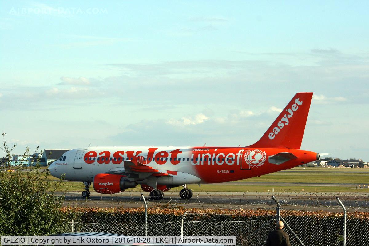 G-EZIO, 2005 Airbus A319-111 C/N 2512, G-EZIO just arrived rw 04L