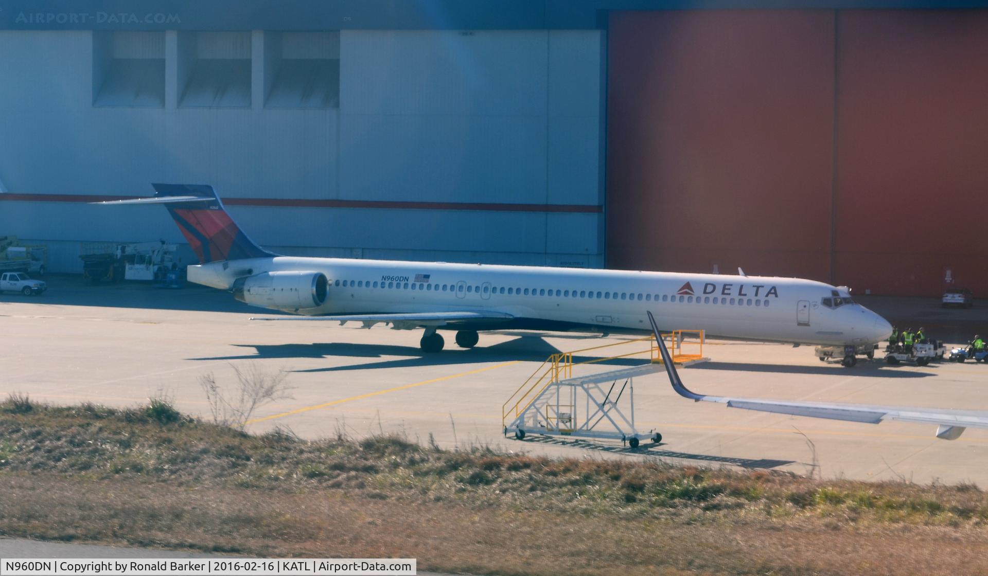 N960DN, 1998 McDonnell Douglas MD-90-30 C/N 53530, Towed Atlanta