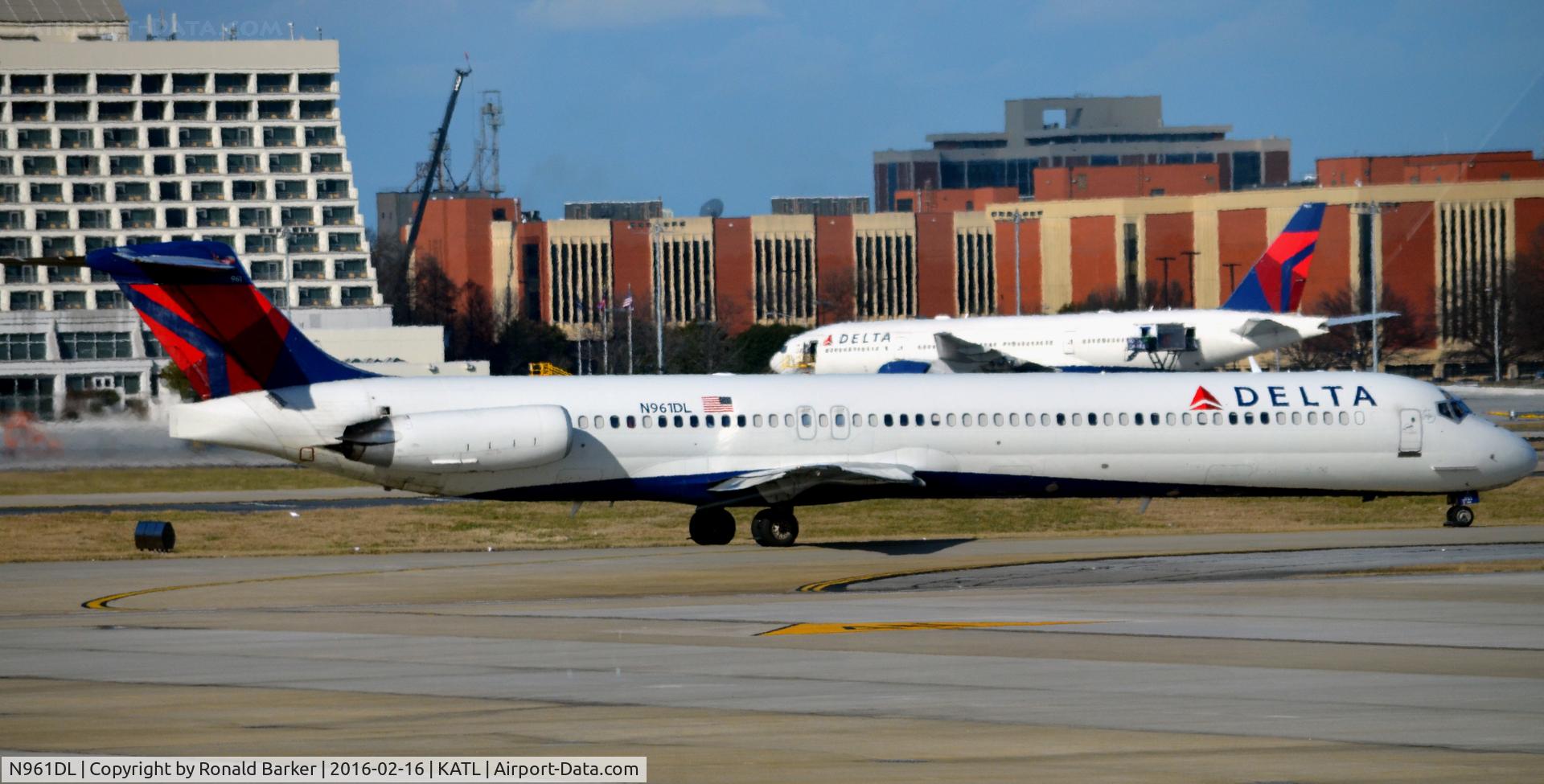 N961DL, 1990 McDonnell Douglas MD-88 C/N 49980, Taxi Atlanta