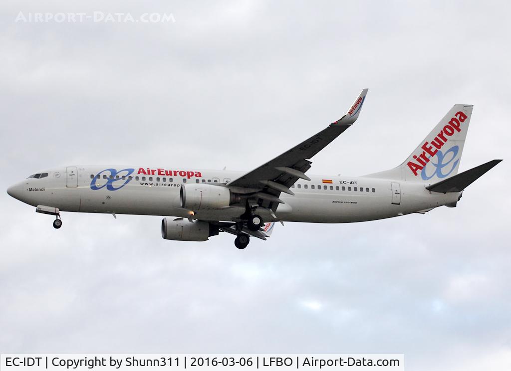 EC-IDT, 2002 Boeing 737-86Q C/N 30281, Landing rwy 32L... Now named 'Meledin'