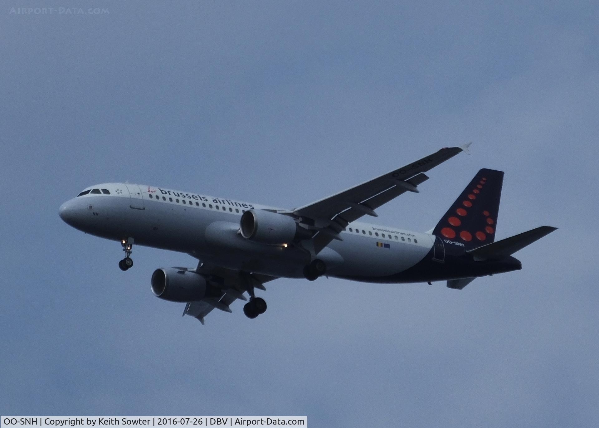 OO-SNH, 2004 Airbus A320-214 C/N 2207, On final approach at Dubrovnik
