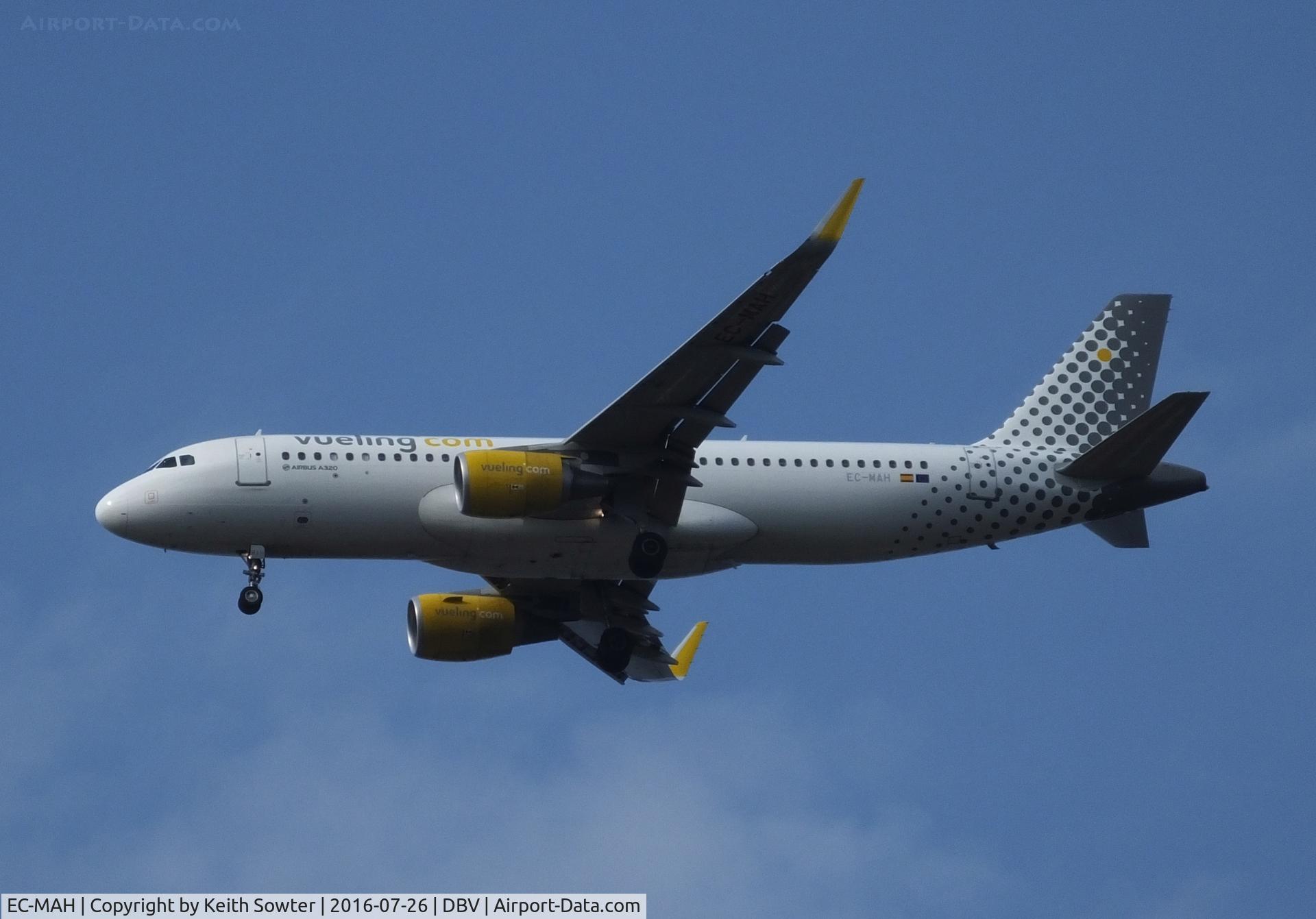 EC-MAH, 2014 Airbus A320-214 C/N 6039, On final approach at Dubrovnik