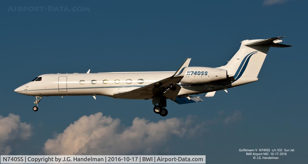N740SS, 1997 Gulfstream Aerospace G-V C/N 532, Approach to 33L.