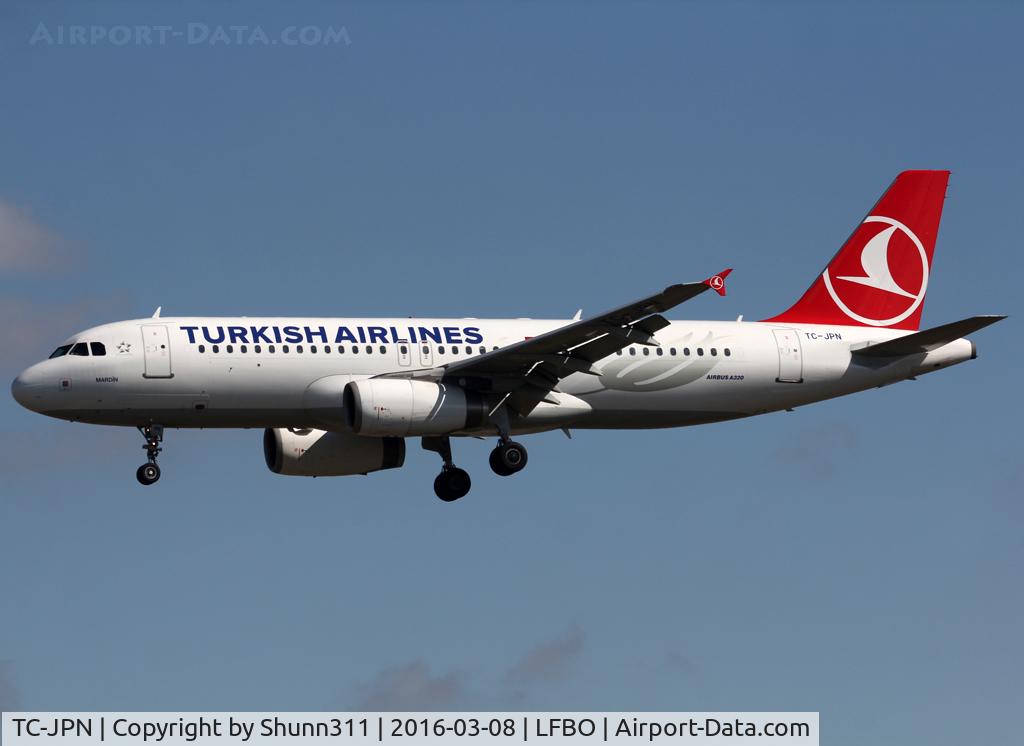 TC-JPN, 2008 Airbus A320-232 C/N 3558, Landing rwy 32L in new c/s