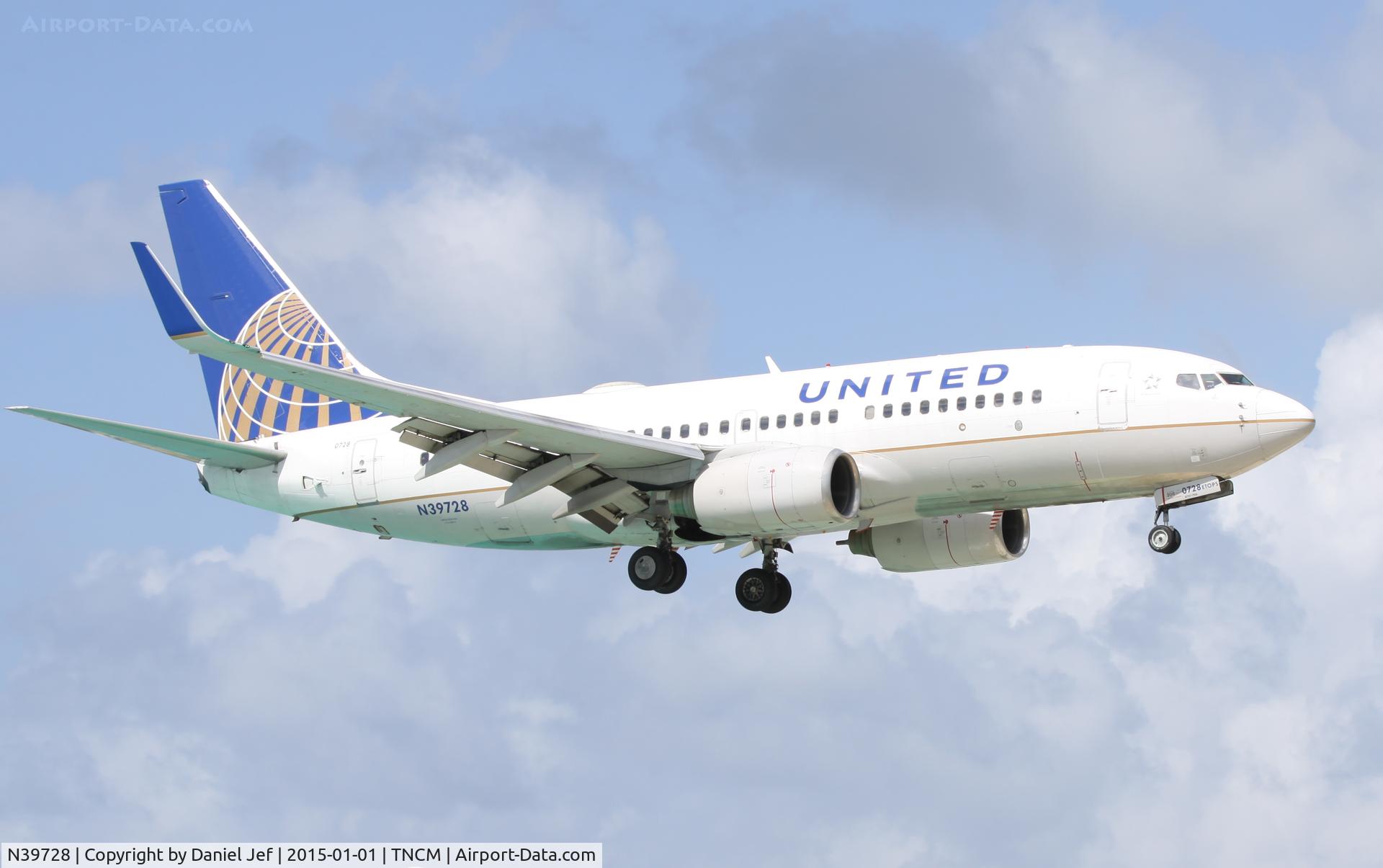 N39728, 1999 Boeing 737-724 C/N 28944, United landing at TNCM
