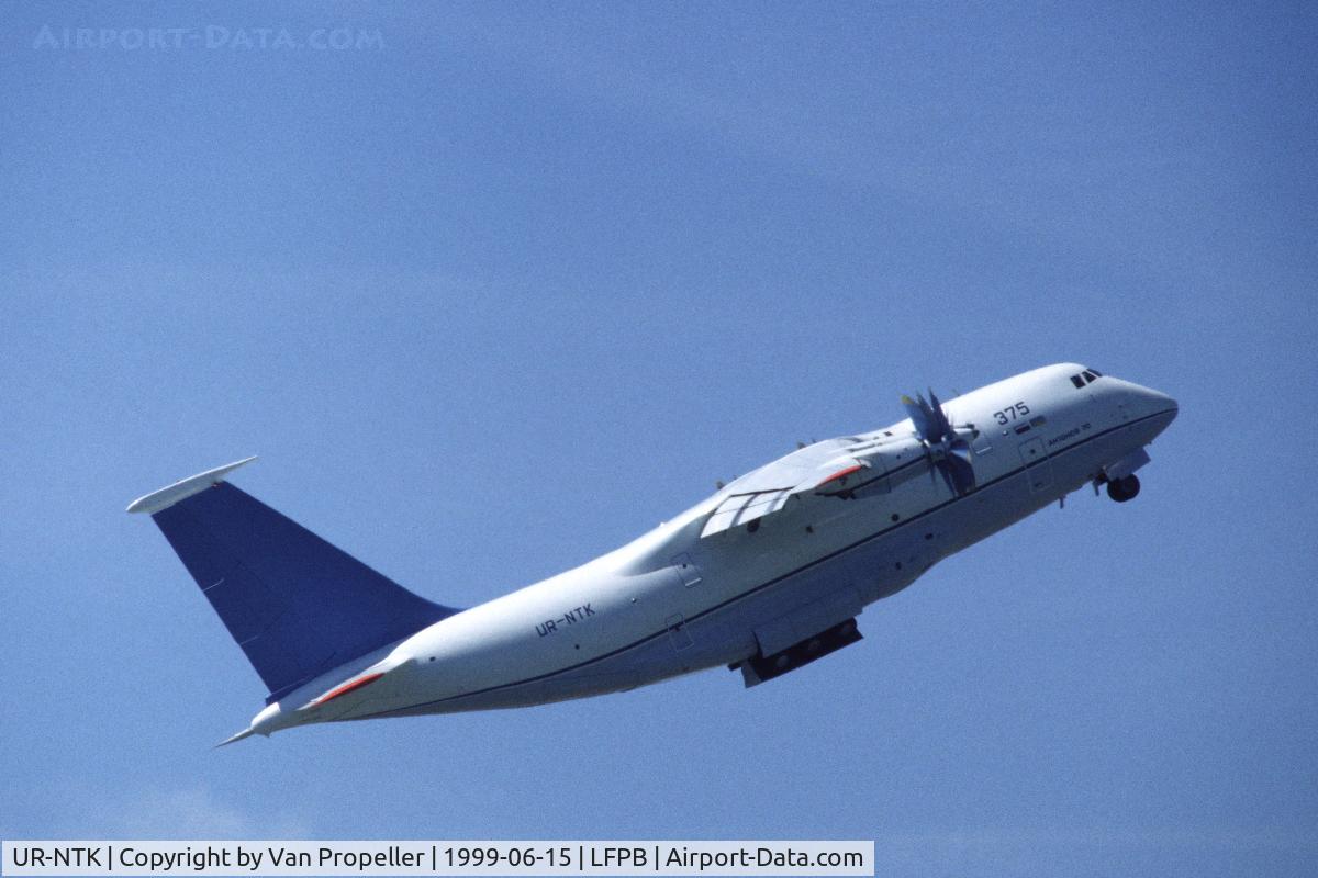 UR-NTK, Antonov An-70 C/N 770102, Steep take-off of the Antonov An-70 at Le Bourget, 1999