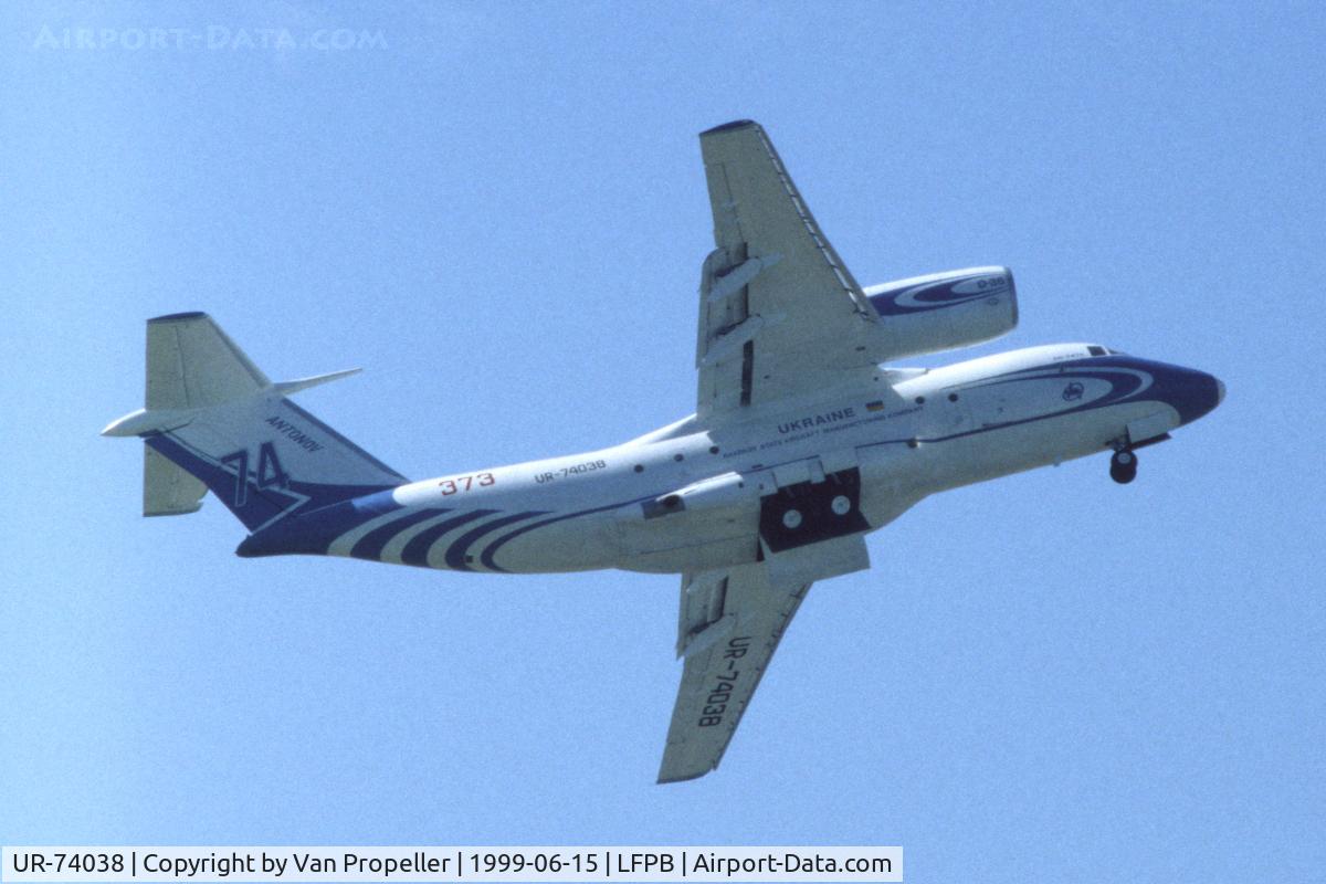 UR-74038, 1998 Antonov An-74TK-200 C/N 36547097933, Antonov An-74TK take-off at Le Bourget, 1999